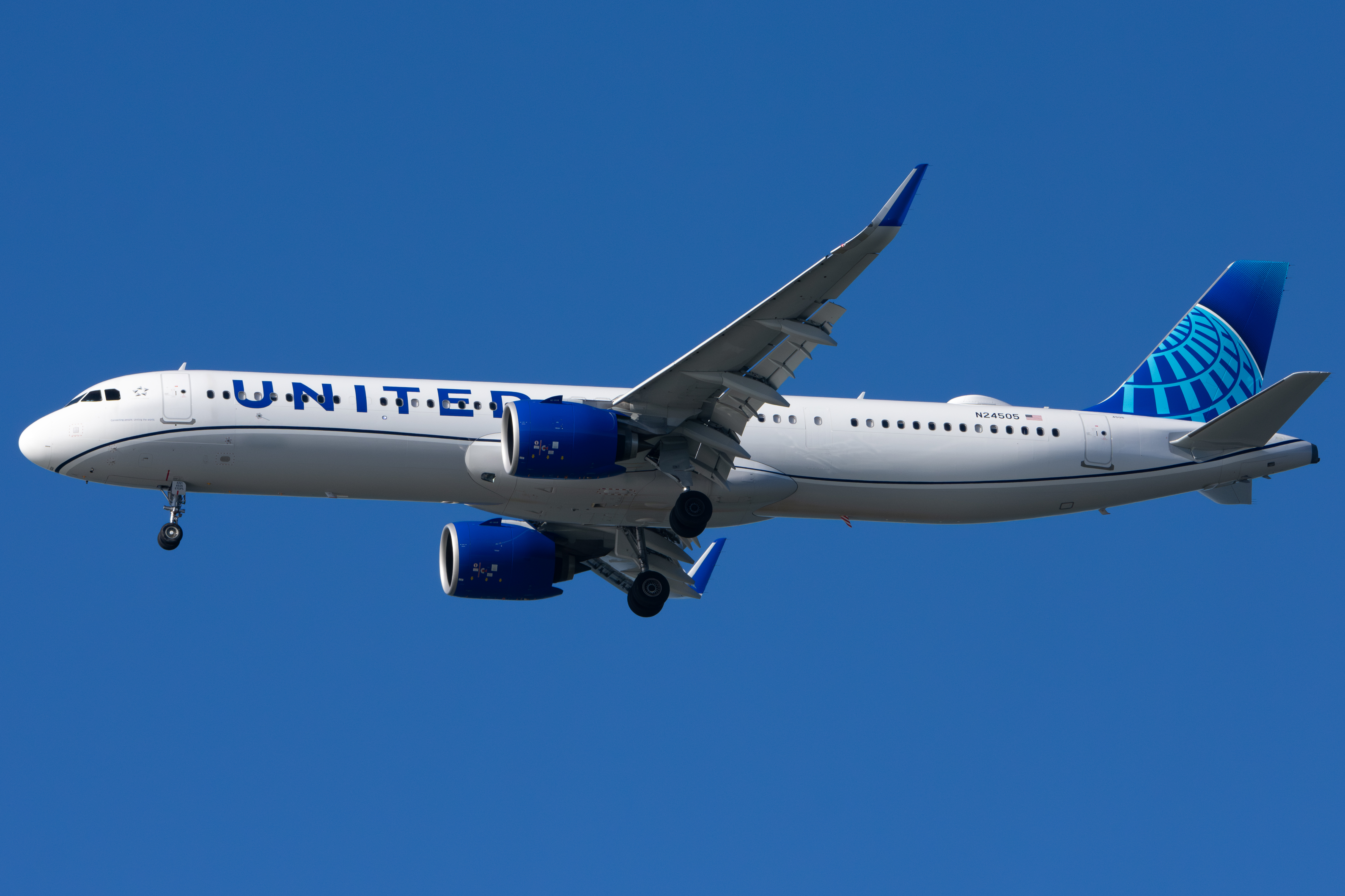 Full size: United Airlines Airbus A321NEO N24505 at San Francisco International Airport