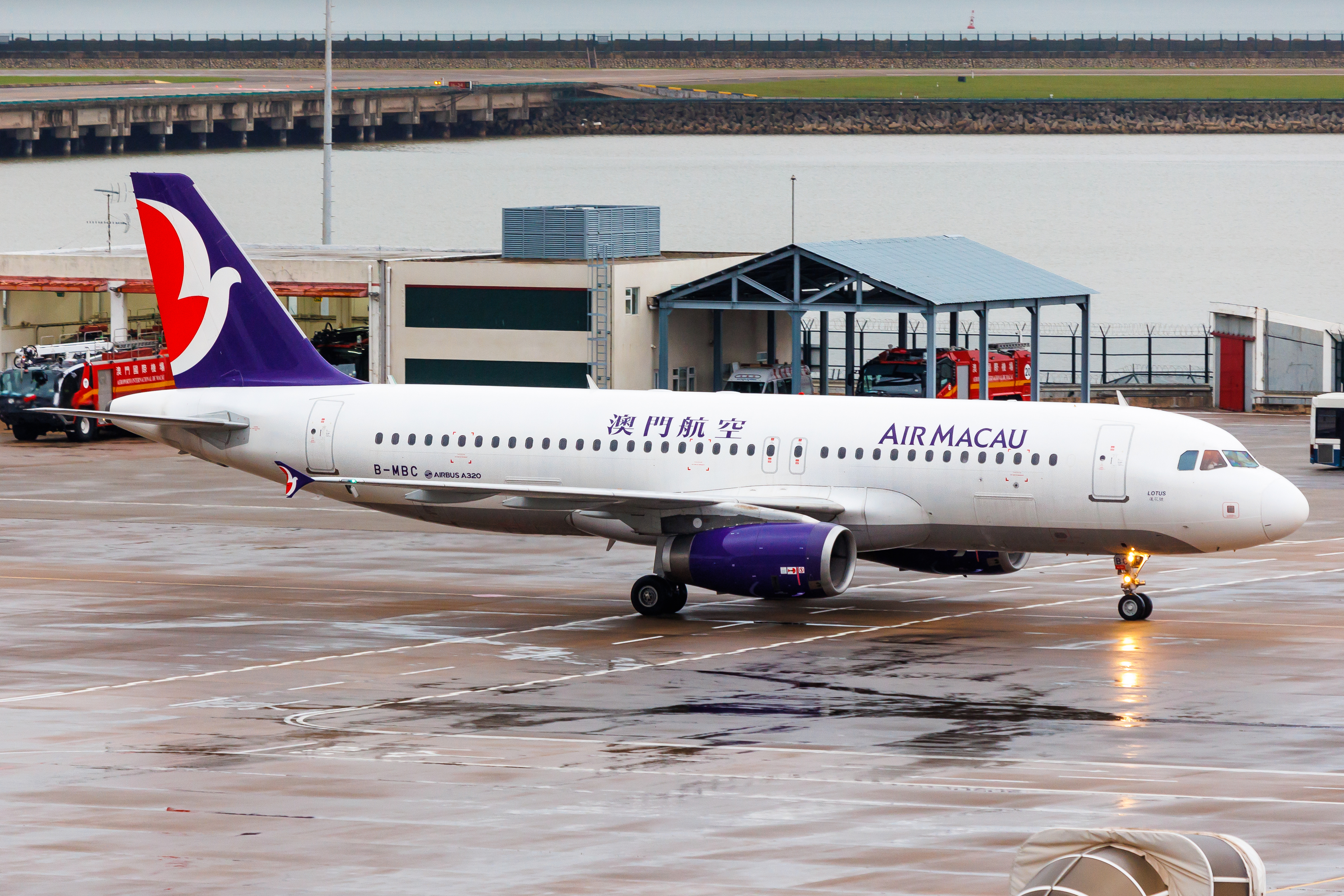 Full size: Air Macau Airbus A320 B-MBC at Macau International Airport
