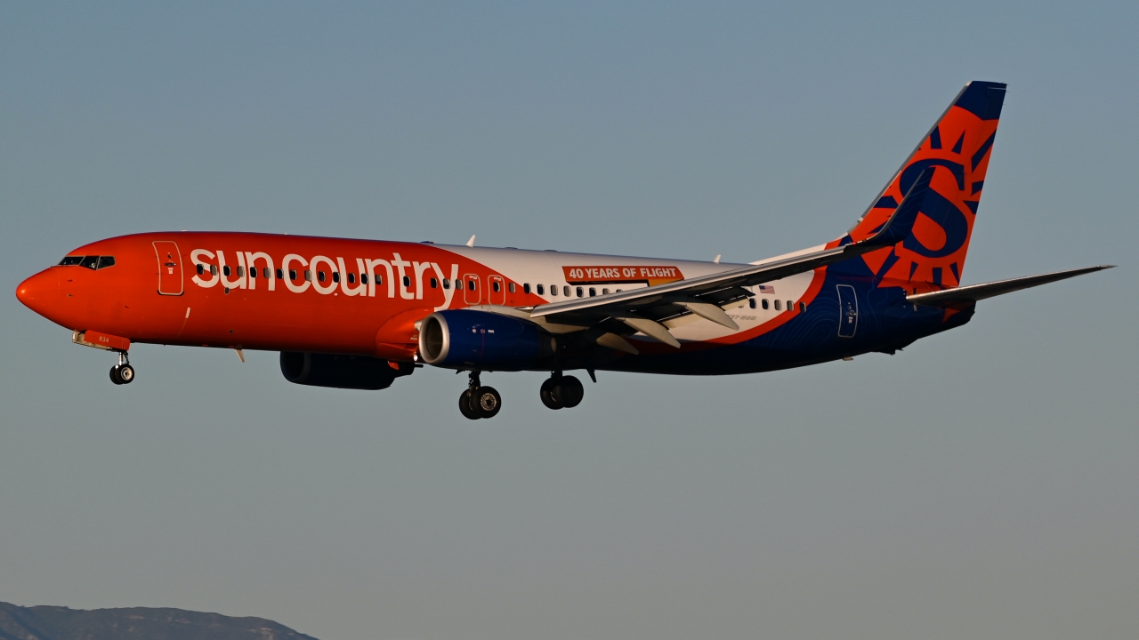 Full size: Sun Country Airlines Boeing 737-800 N834SY at Los Angeles International Airport
