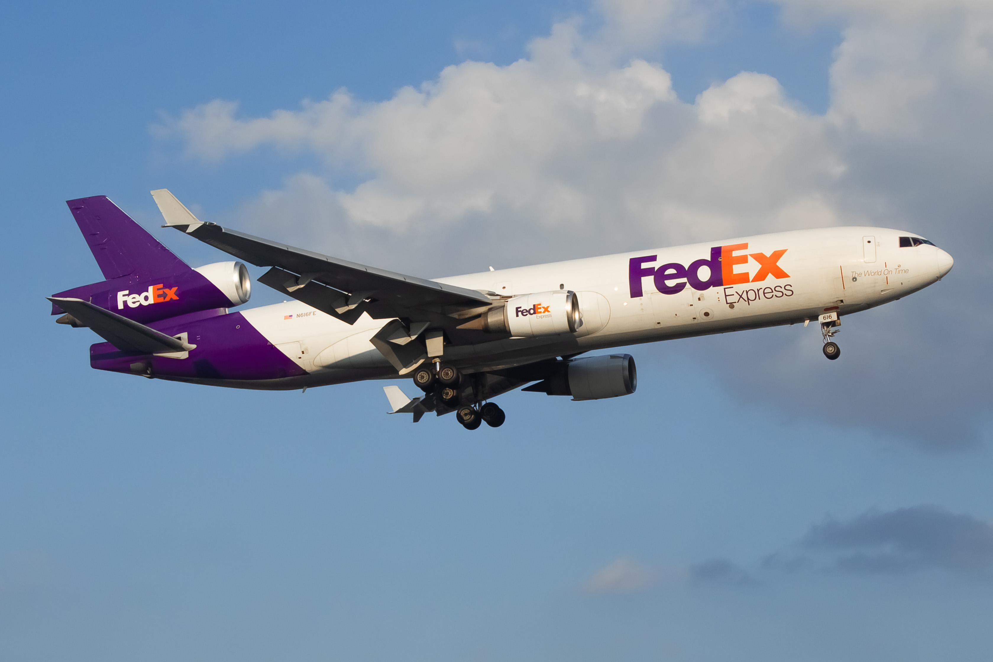 Full size: FedEx McDonnell Douglas MD-11F N616FE at Newark Liberty International Airport
