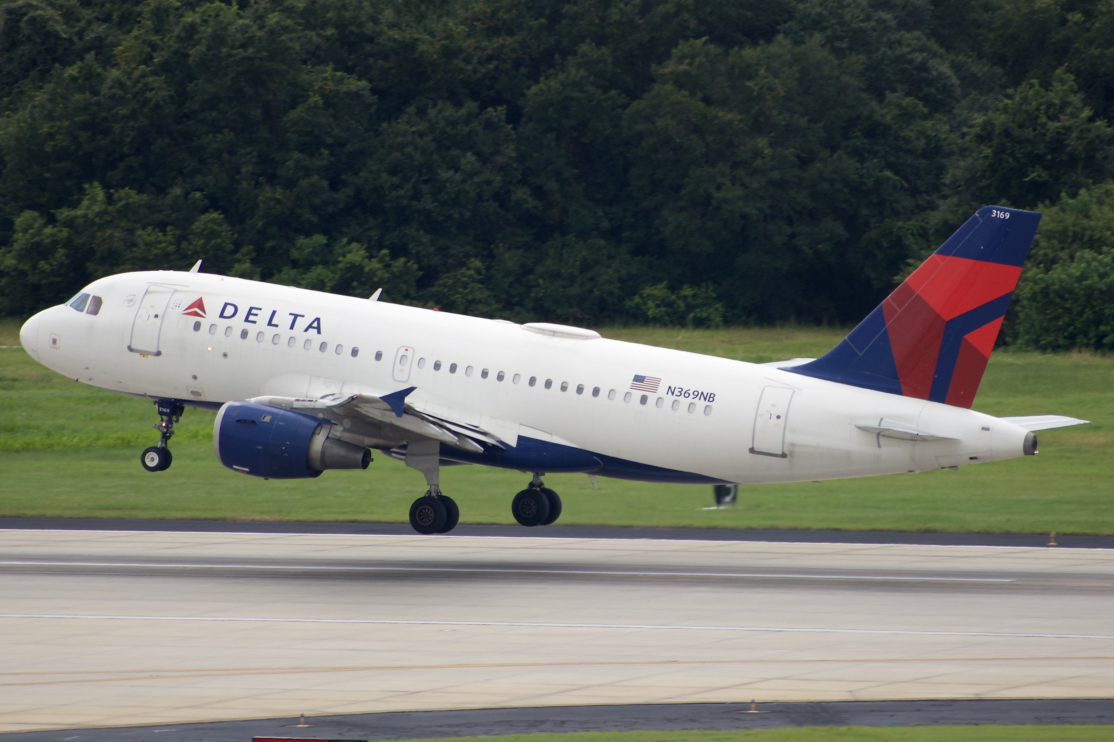 Full size: Delta Airlines Boeing 777-200ER N369NB at Tampa International Airport