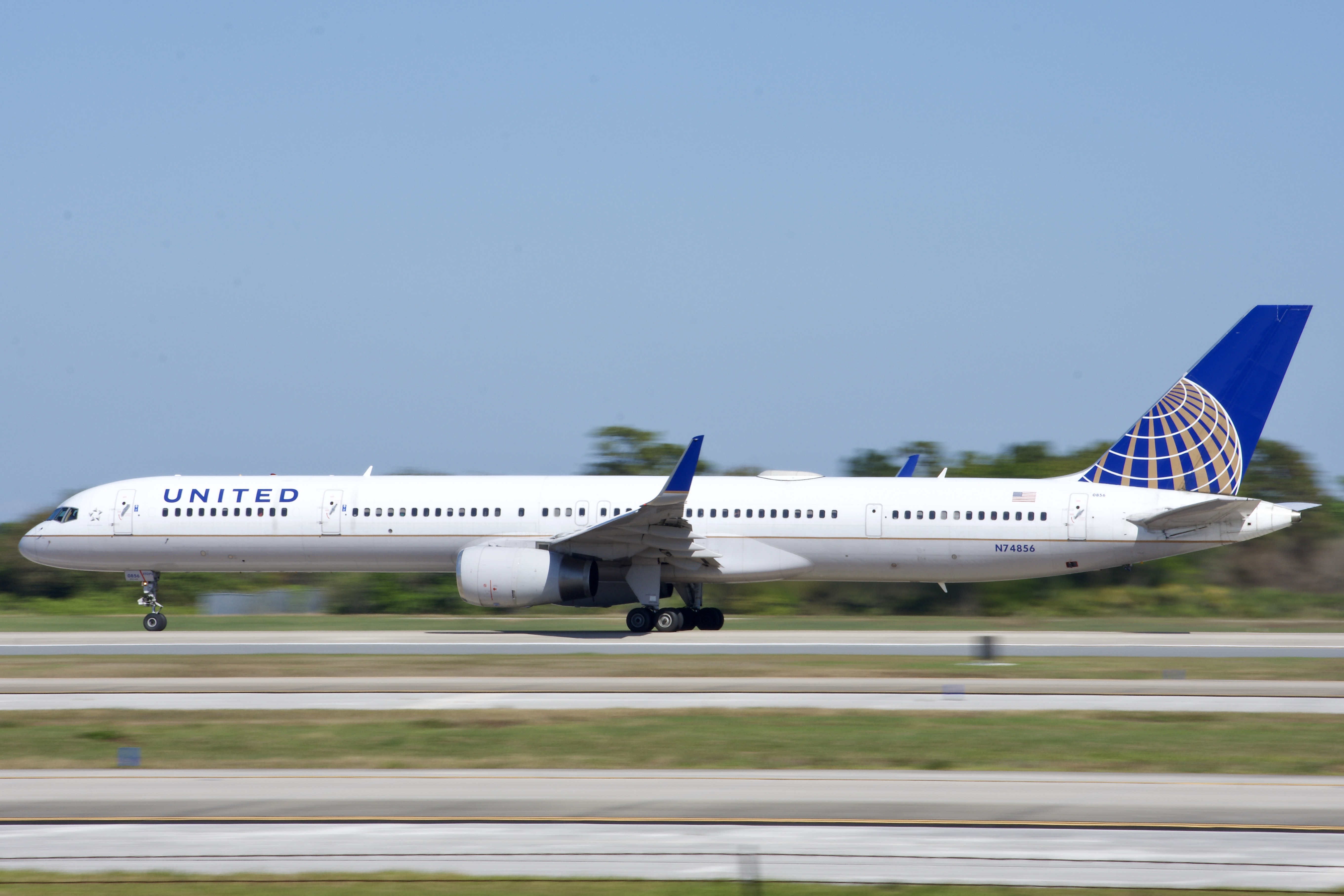 Full size: United Airlines Boeing 757-300 N74856 at Orlando International Airport
