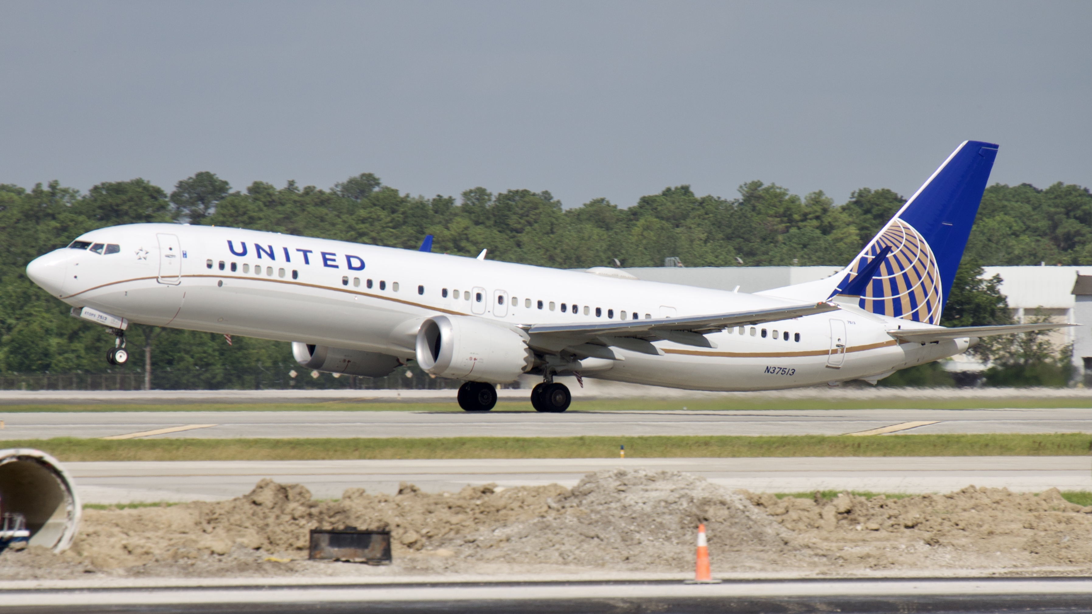 Full size: United Airlines Boeing 737 MAX 9 N37513 at Houston-George Bush Intercontinental Airport