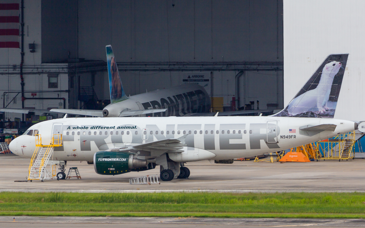 Full size: Frontier Airlines Airbus A319 N949FR at Tampa International Airport