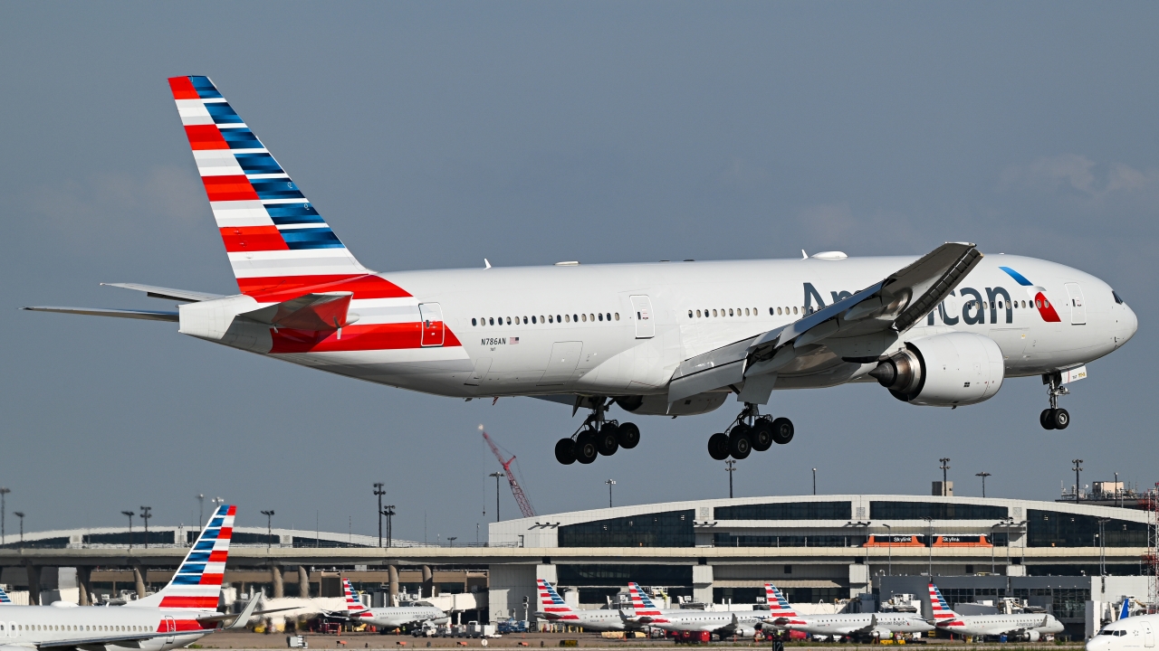 Full size: American Airlines  B772 N786AN at Dallas-Fort Worth International Airport