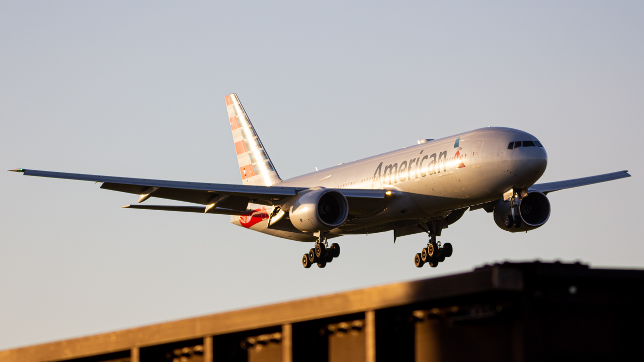 Full size: American Airlines Boeing 777-200ER N782AN at Miami International Airport