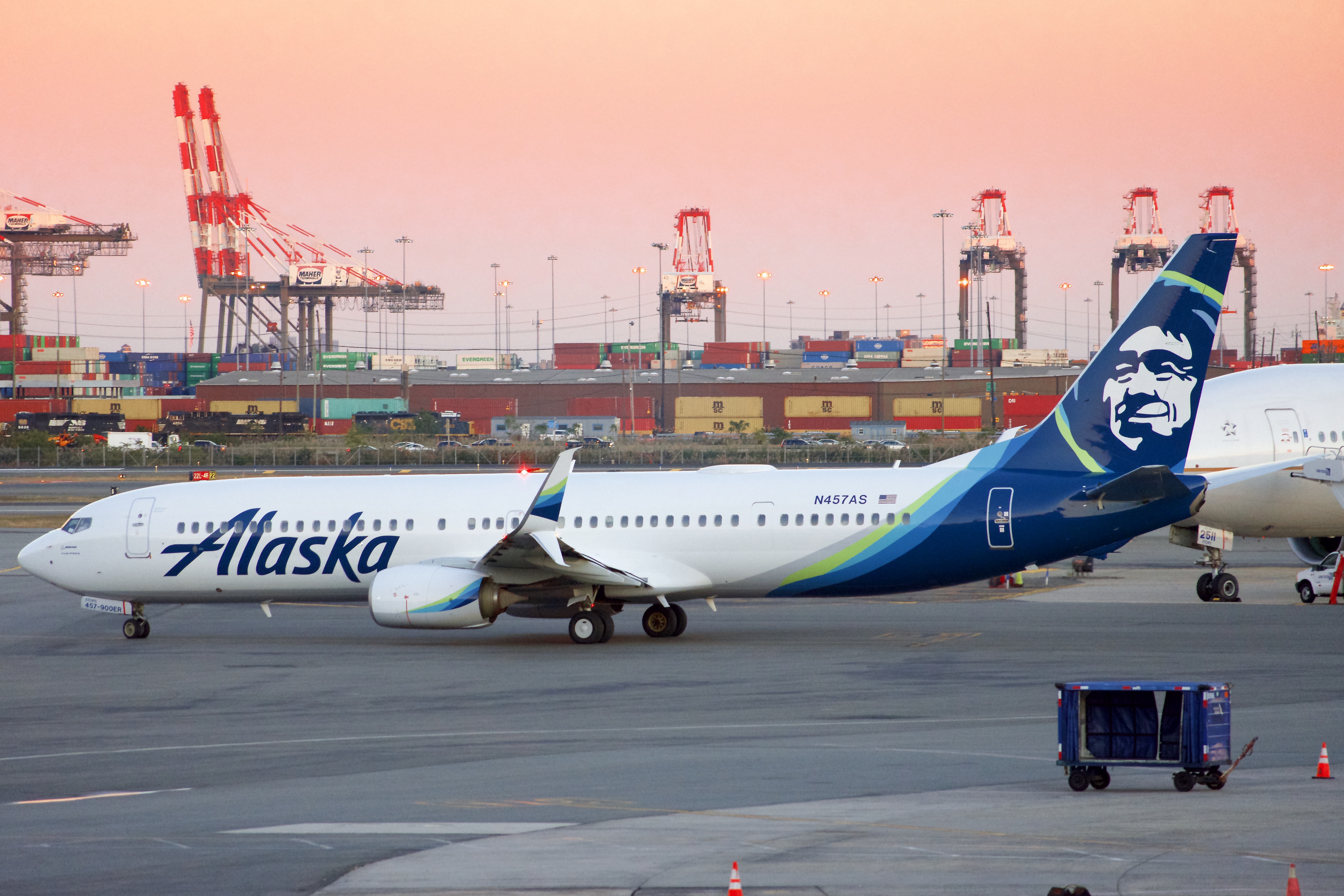Full size: Alaska Airlines Boeing 737-900ER N457AS at Newark Liberty International Airport