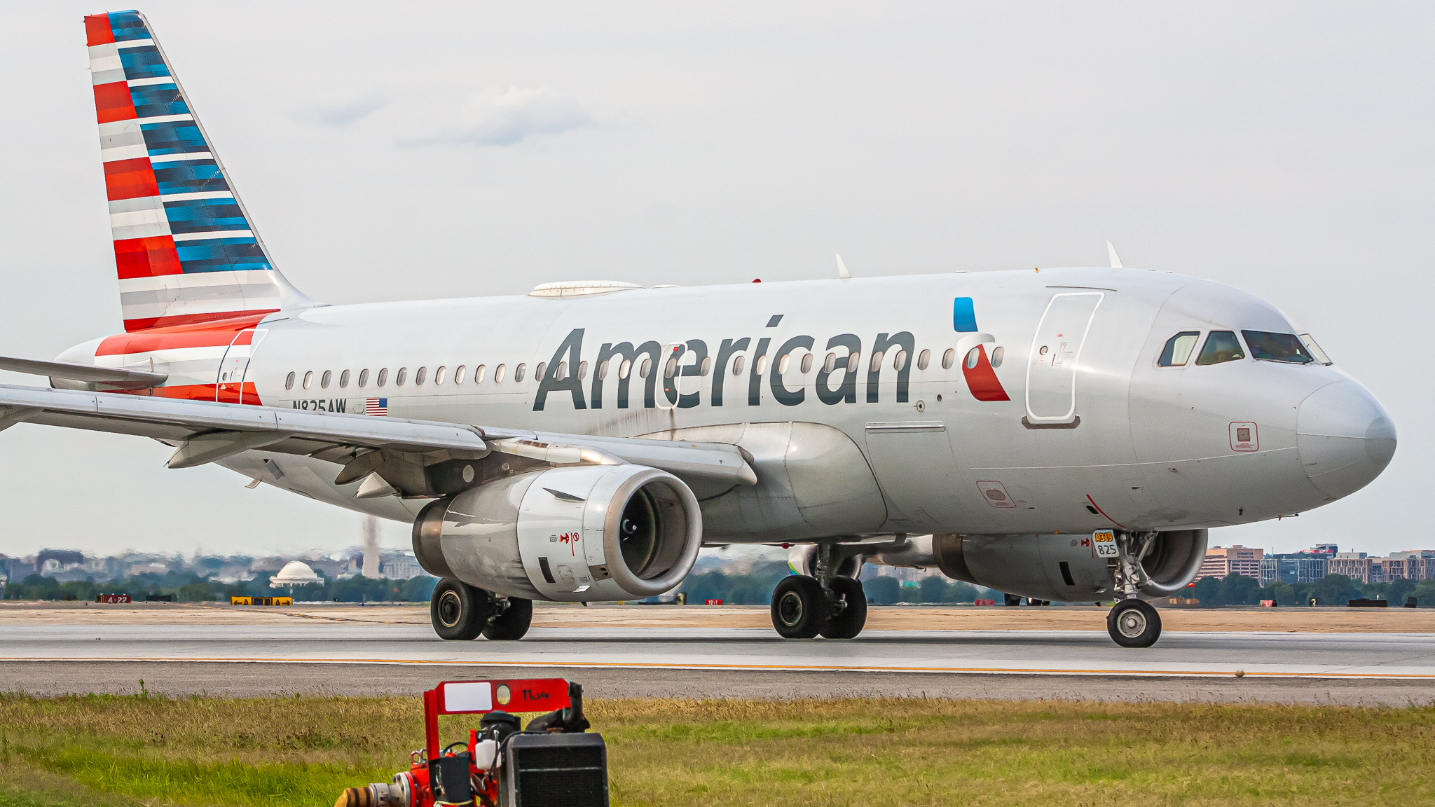 Full size: American Airlines Airbus A319 N825AW at Ronald Reagan National Airport