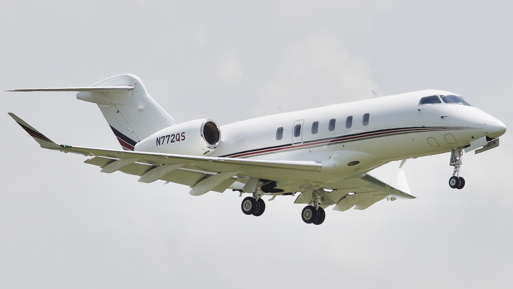 Full size: NetJets Bombardier Challenger 350  N772QS at Houston-George Bush Intercontinental Airport