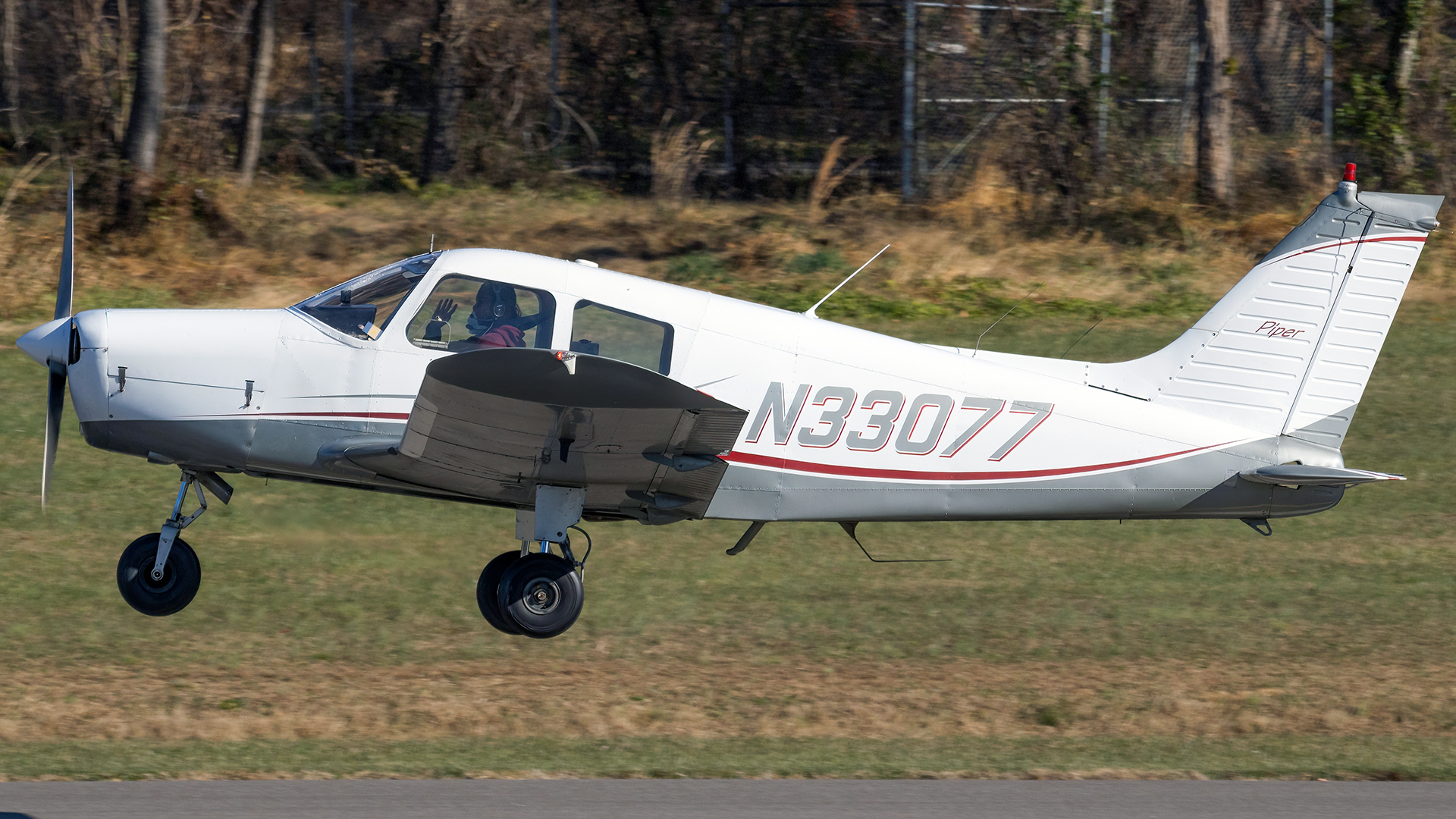 Full size: PRIVATE Piper PA-28 N33077 at College Park Airport
