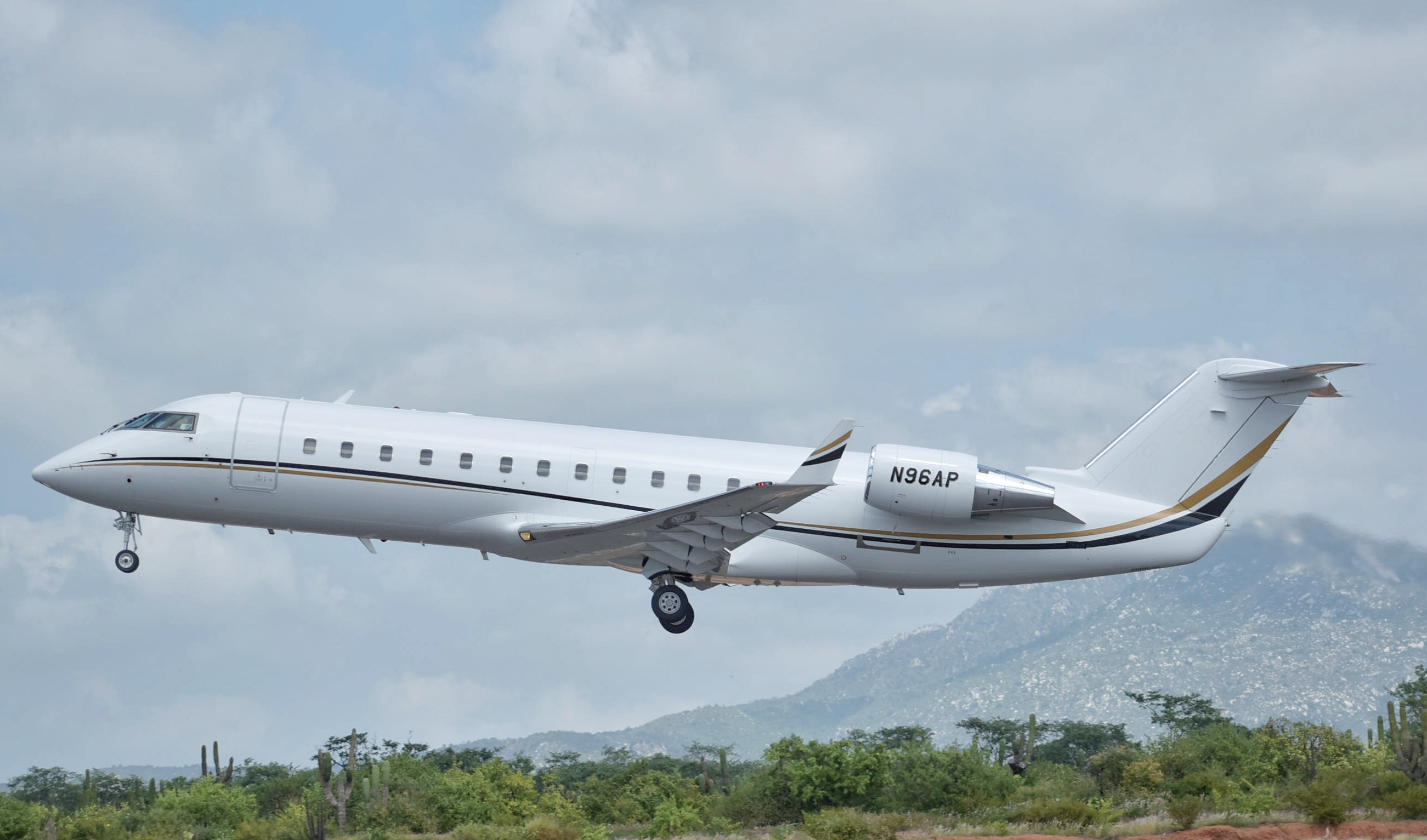 Full size: PRIVATE Mitsubishi CRJ-200 N96AP at Aeropuerto de Cabo San Lucas Internacional