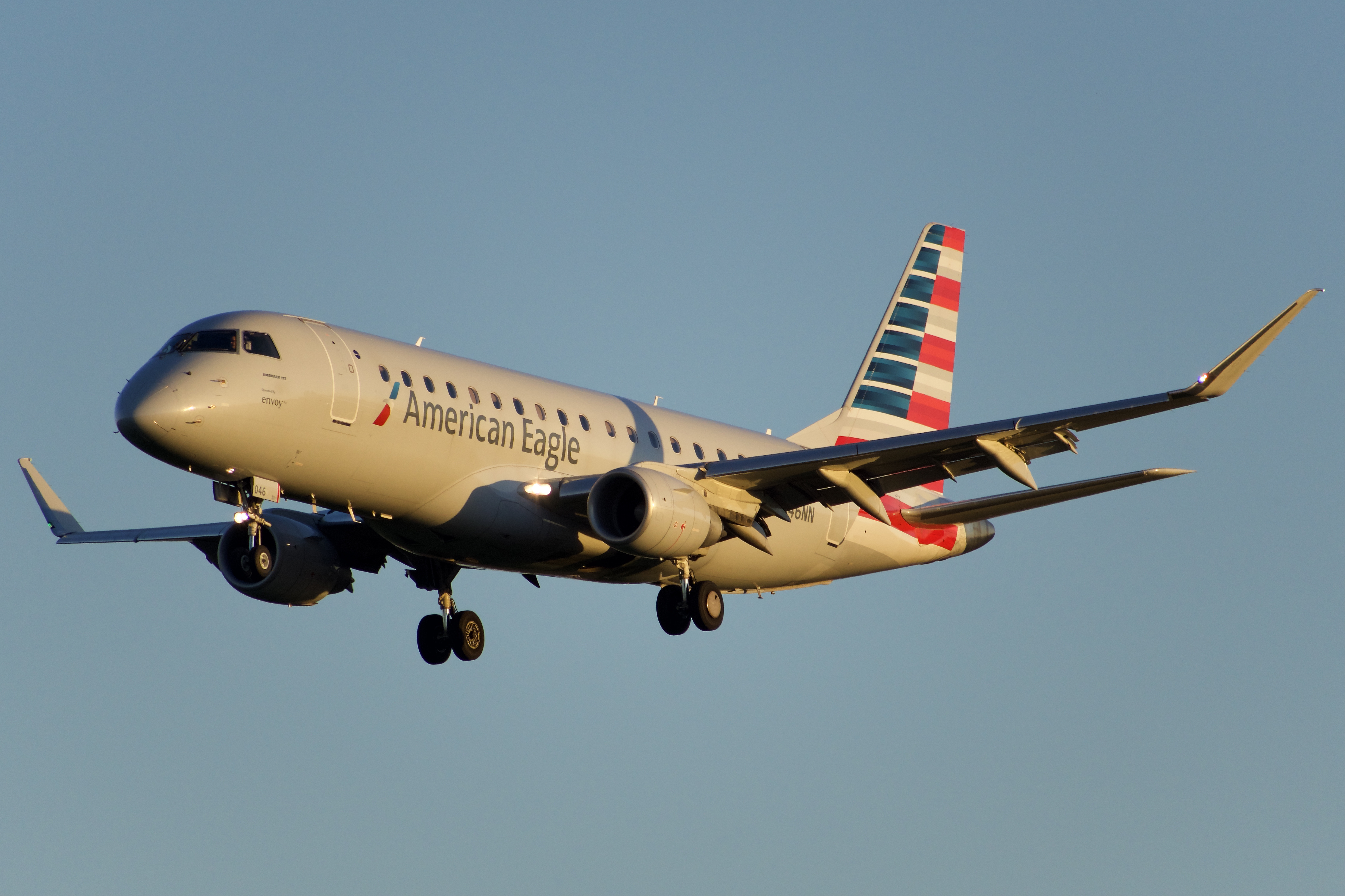 Full size: American Eagle Embraer E175 N246NN at Green Bay-Austin Straubel International Airport