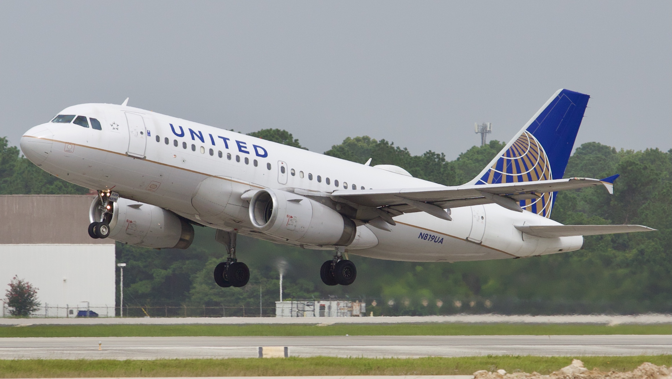 Full size: United Airlines Airbus A319 N819UA at Houston-George Bush Intercontinental Airport