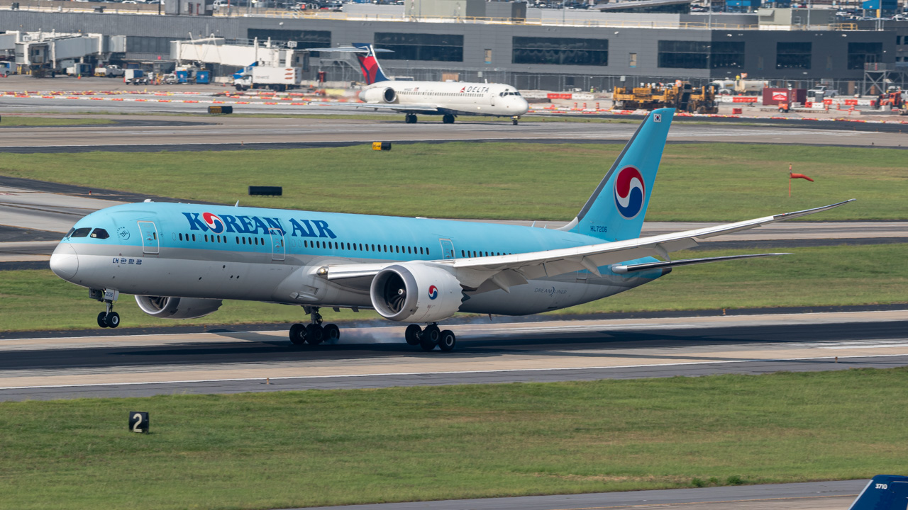 Full size: Korean Air Boeing 787-9 HL7206 at Hartsfield-Jackson Atlanta International Airport