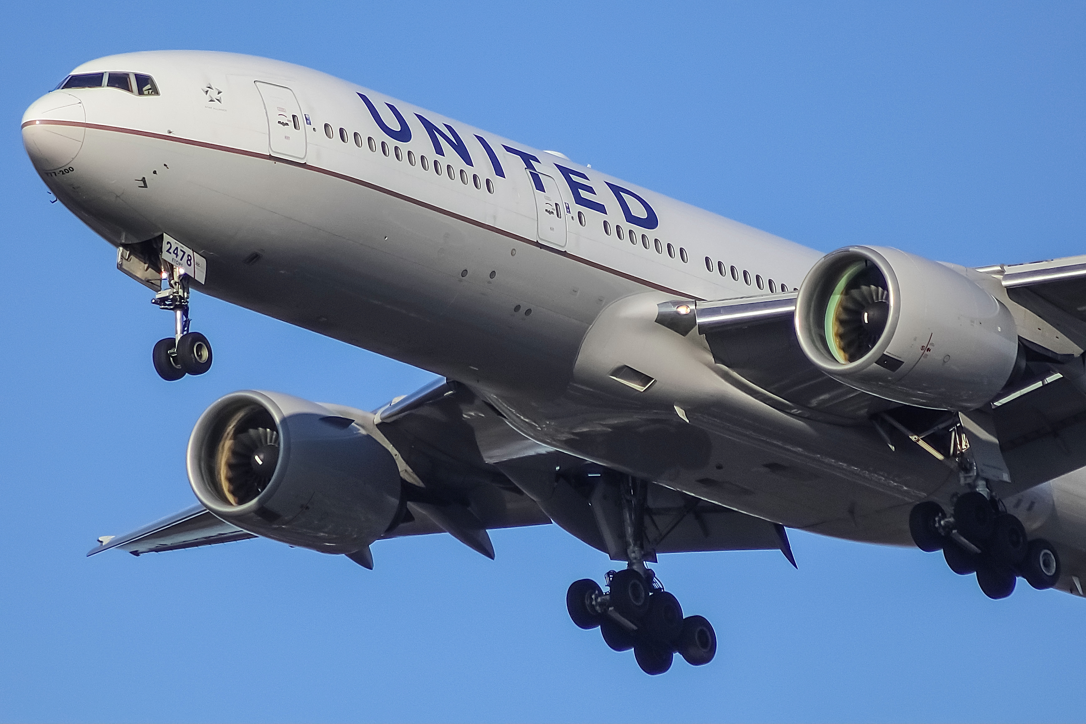 Full size: United Airlines Boeing 777-200 N778UA at Chicago O'Hare International Airport