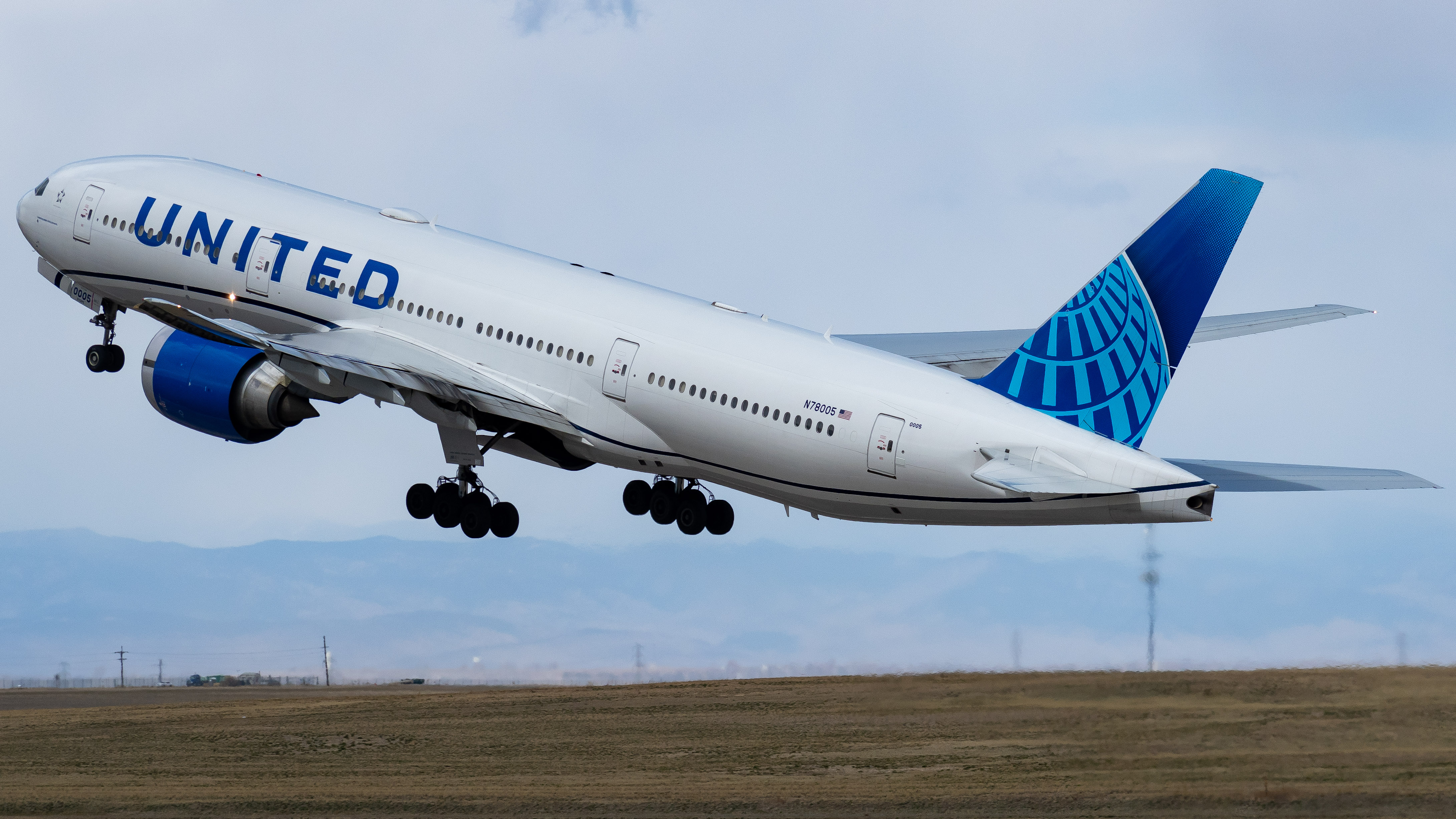 Full size: United Airlines Boeing 777-200 N773UA at Denver International Airport