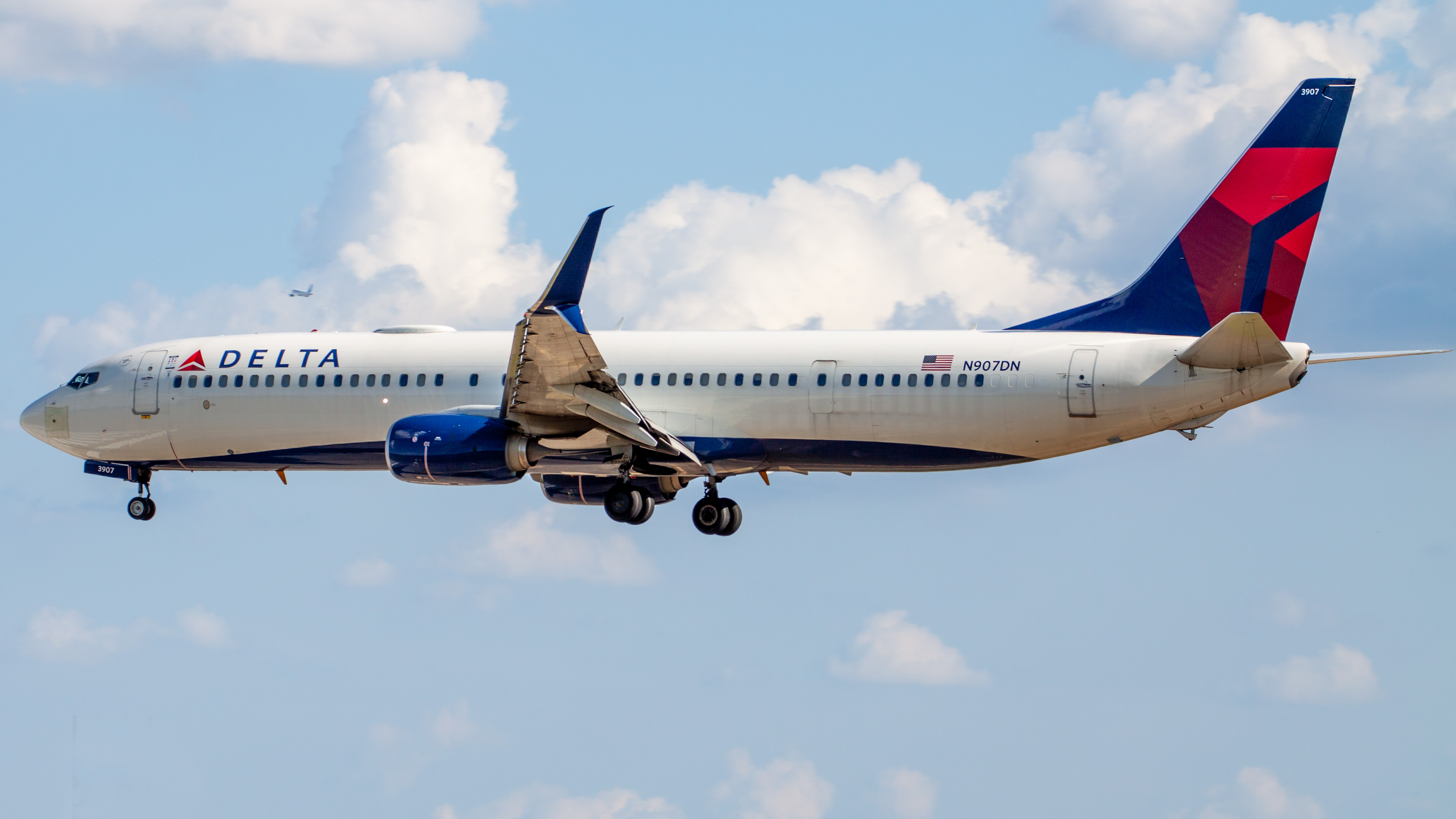 Full size: Delta Airlines Boeing 737-900ER N907DN at Houston-George Bush Intercontinental Airport