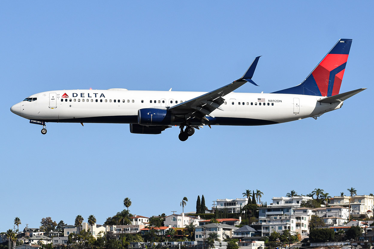 Full size: Delta Airlines  Boeing 737-900ER N892DN at San Diego International Airport
