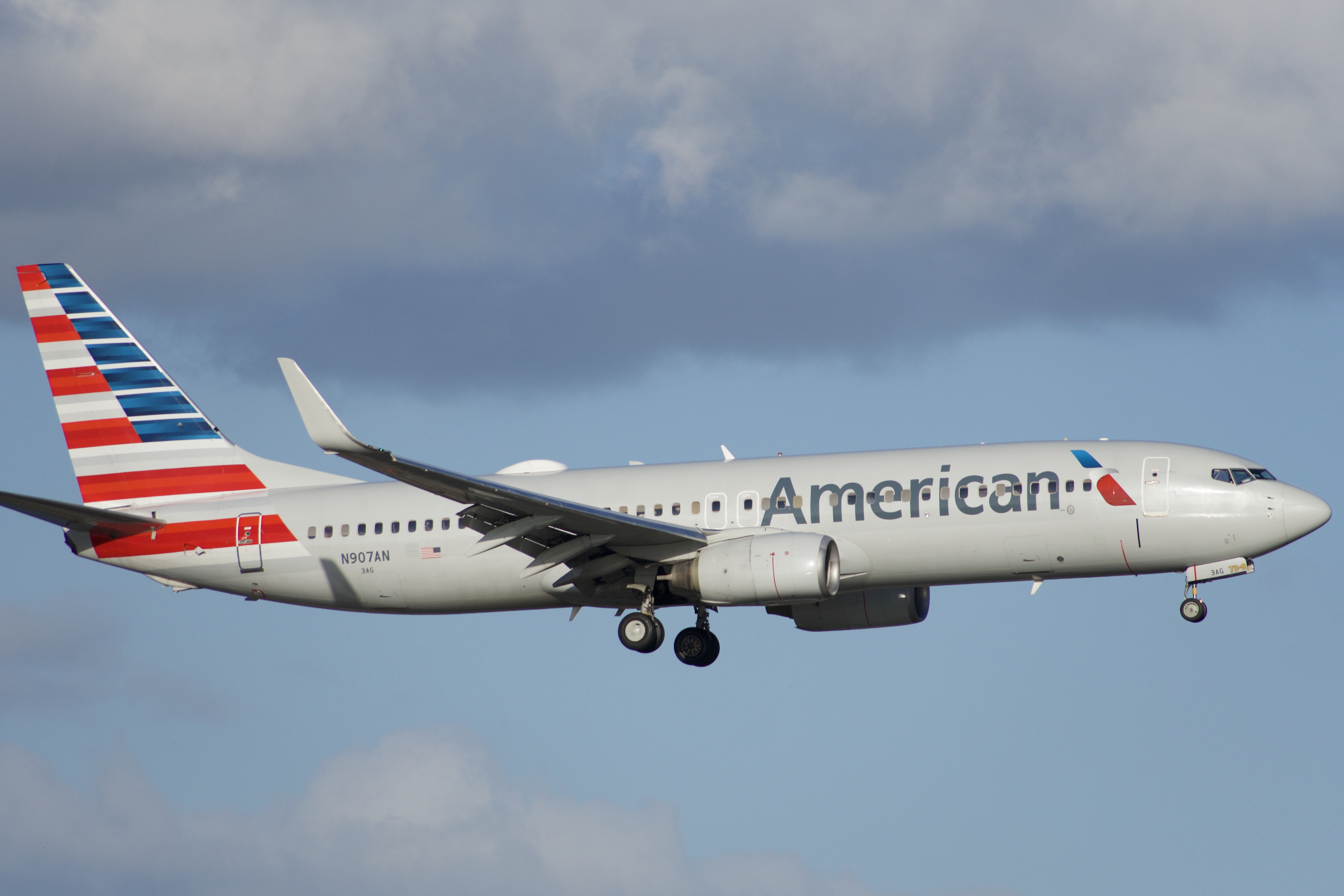 Full size: American Airlines Boeing 737-800 N907AN at Orlando International Airport
