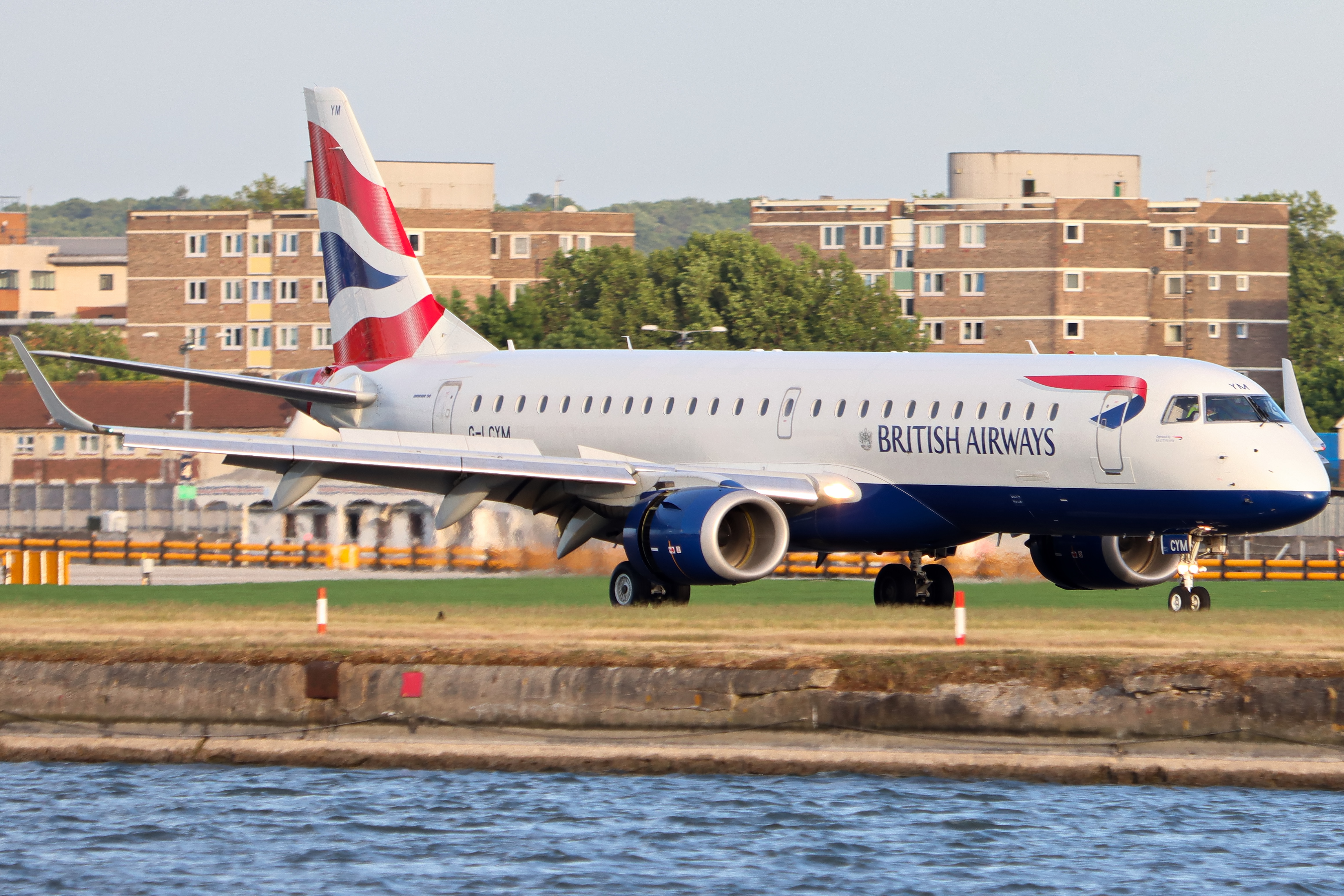 Full size: BA CityFlyer Embraer E190 G-LCYM at London City Airport