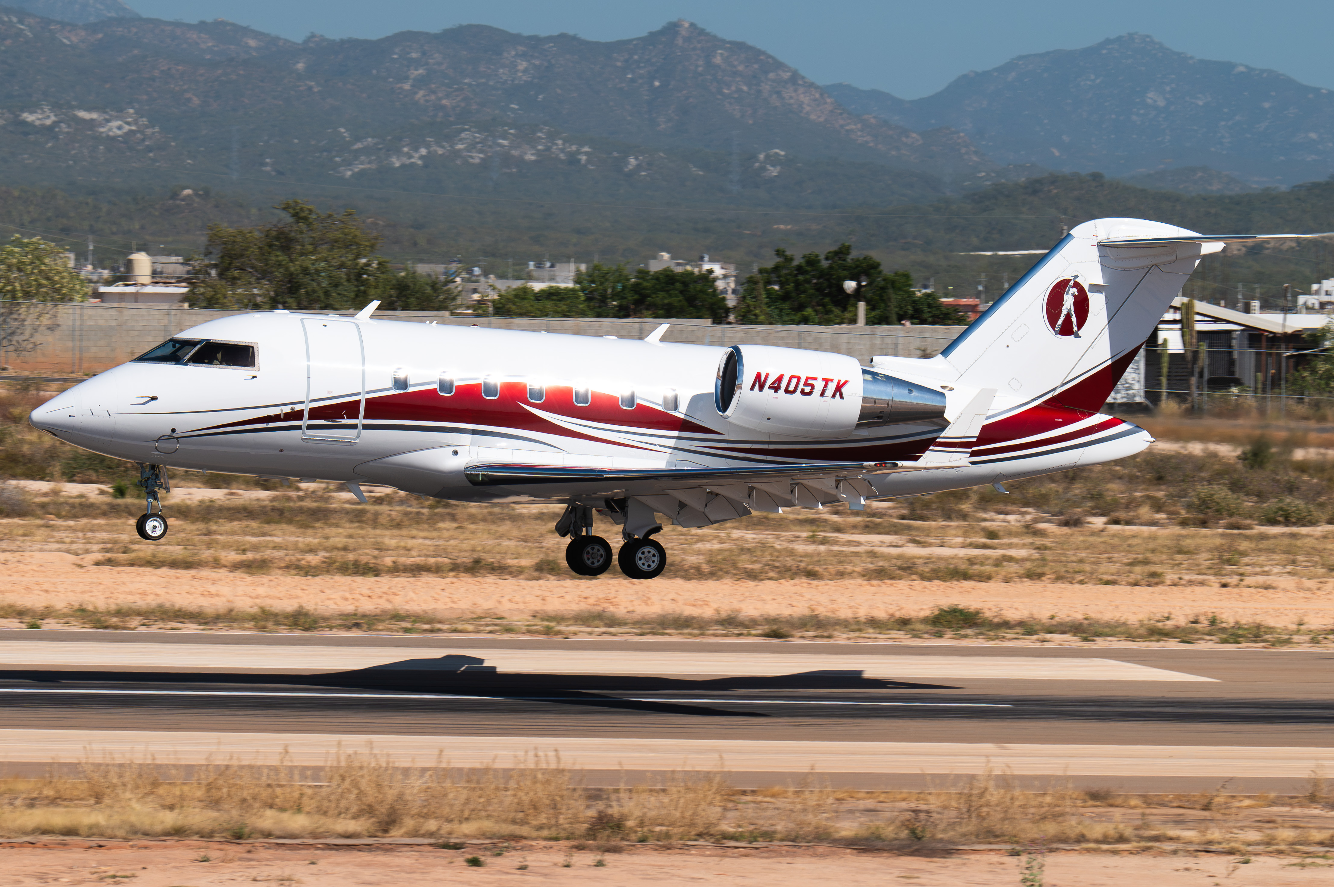 Full size: PRIVATE Bombardier Challenger 604 N405TK at Aeropuerto de Cabo San Lucas Internacional