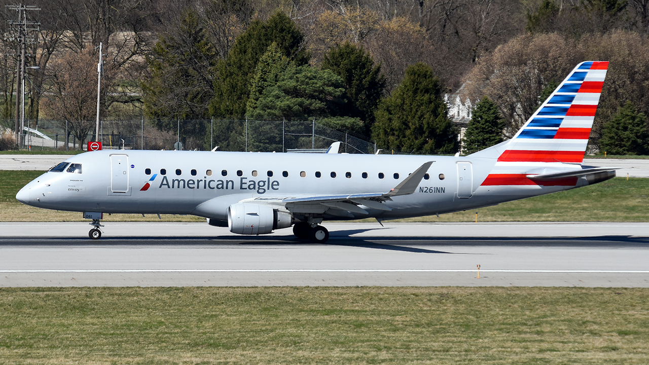 Full size: American Eagle Embraer E175 N261NN at John Glenn Columbus International Airport