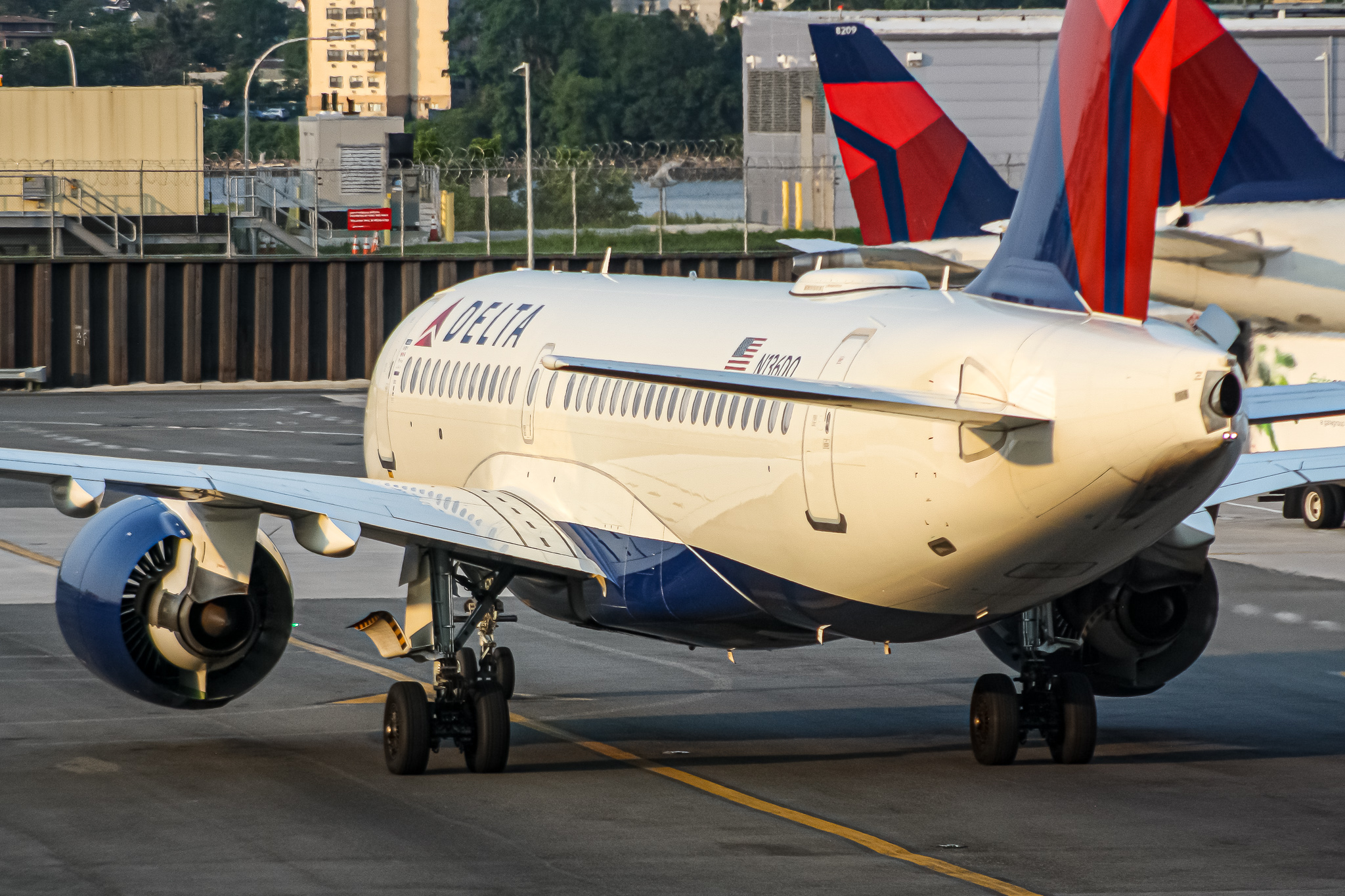 Full size: Delta Airlines Airbus A220-100 N136DQ at LaGuardia Airport