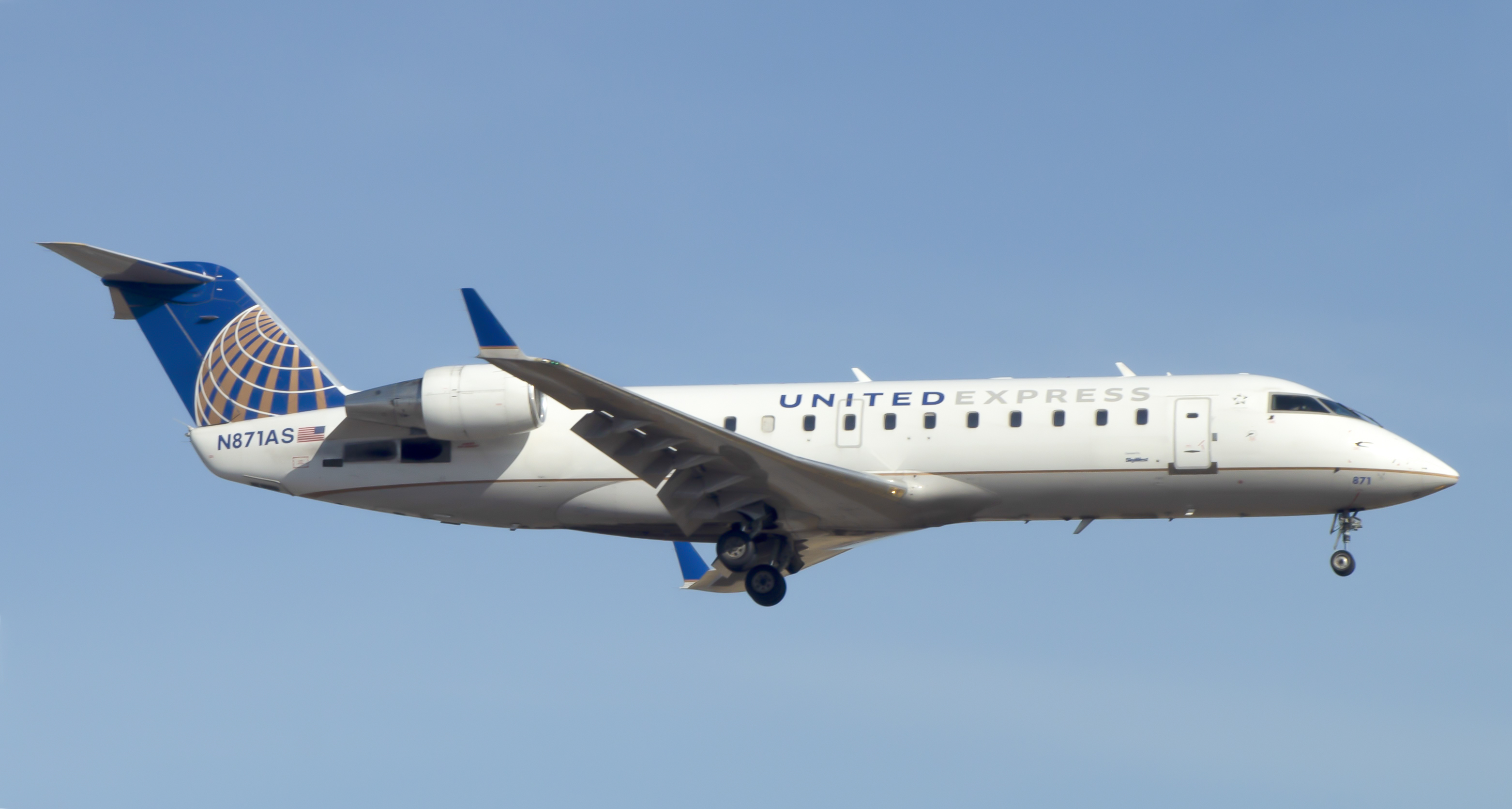 Full size: United Express (Skywest) Mitsubishi CRJ-200 N871AS at General Mitchell International Airport