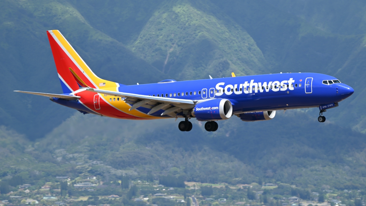 Full size: Southwest Airlines Boeing 737 MAX 8 N8755L at Kahului Airport