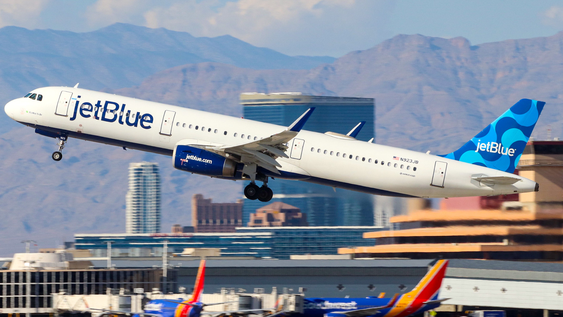 Full size: JetBlue Airways Airbus A321-200 N923JB at Harry Reid International Airport