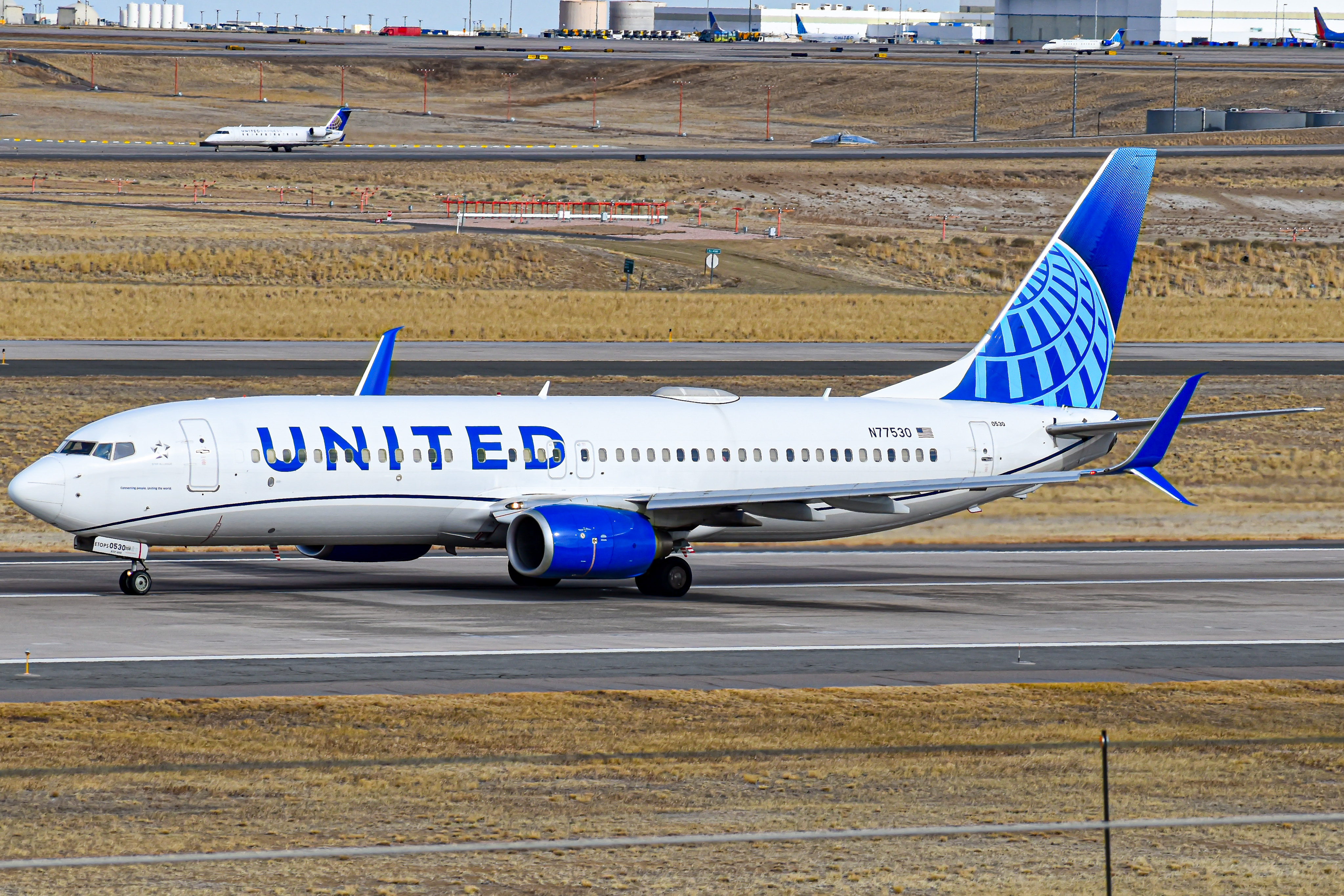 Full size: United Airlines Boeing 737-800 N77530 at Denver International Airport