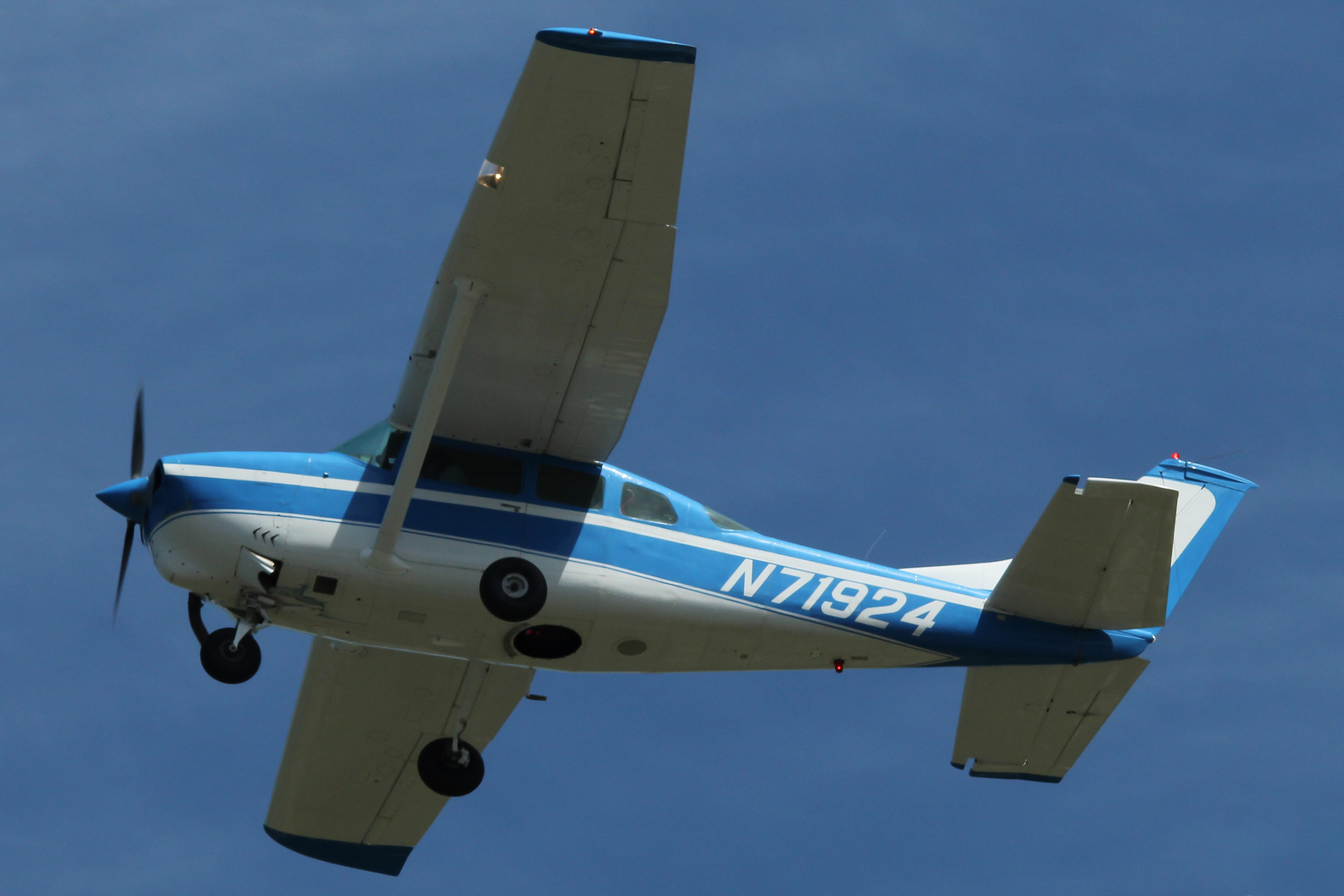 Full size: PRIVATE Cessna 206 N71924 at York Airport