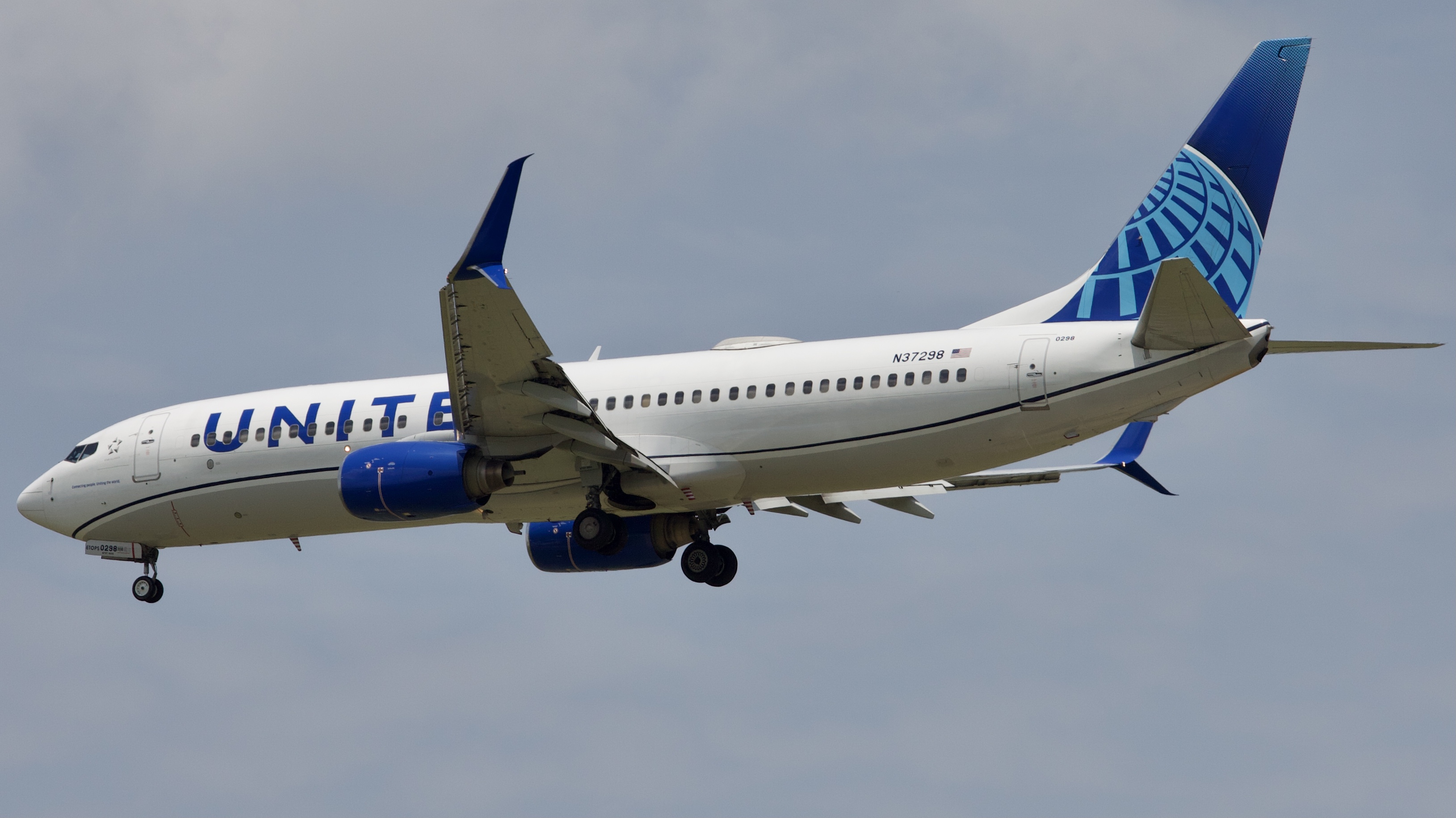Full size: United Airlines Boeing 737-800 N37298 at Houston-George Bush Intercontinental Airport