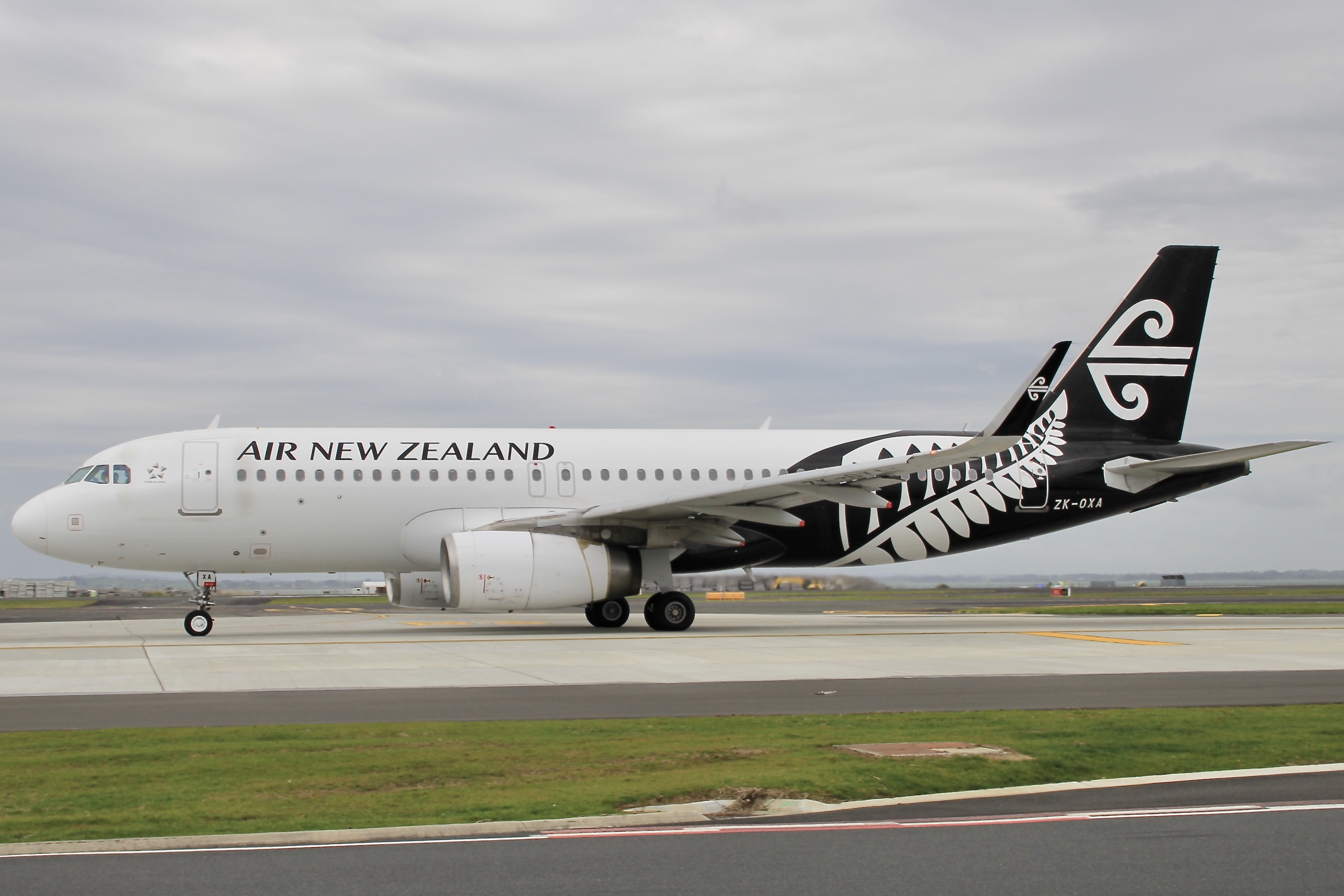 Full size: Air New Zealand Airbus A320 ZK-OXA at Auckland International Airport