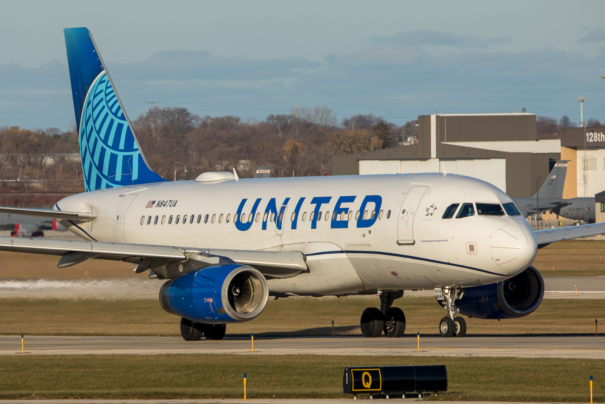 Full size: United Airlines  Airbus A319 N847UA at General Mitchell International Airport