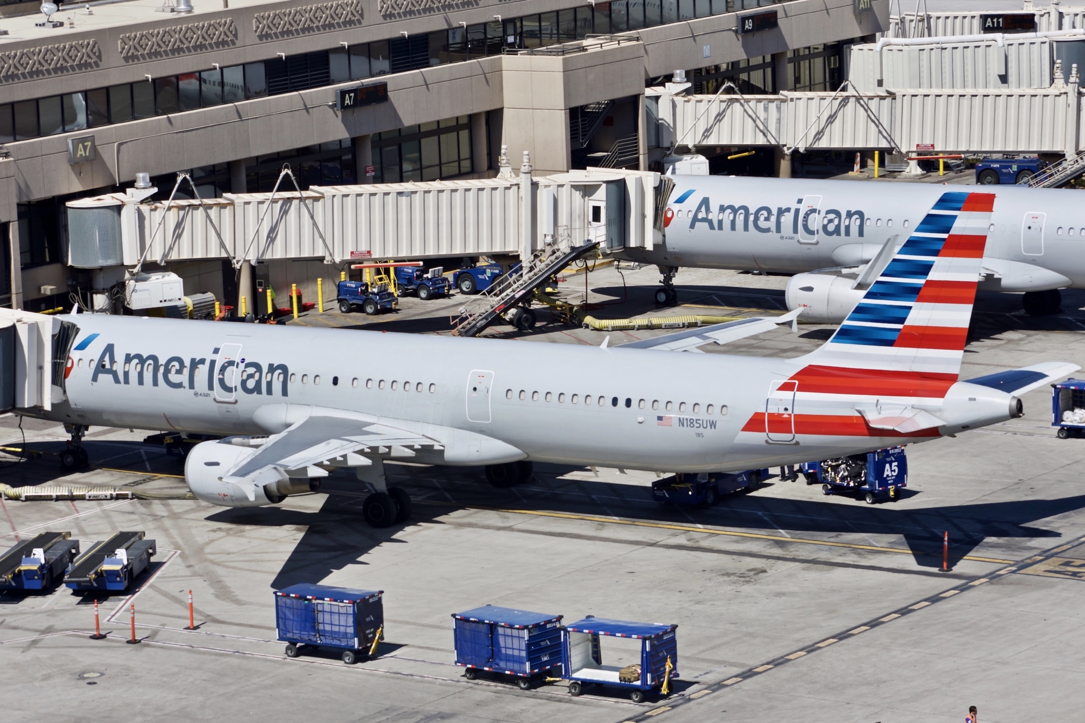 Full size: American Airlines Airbus A321-200 N185UW at Phoenix Sky Harbor International Airport