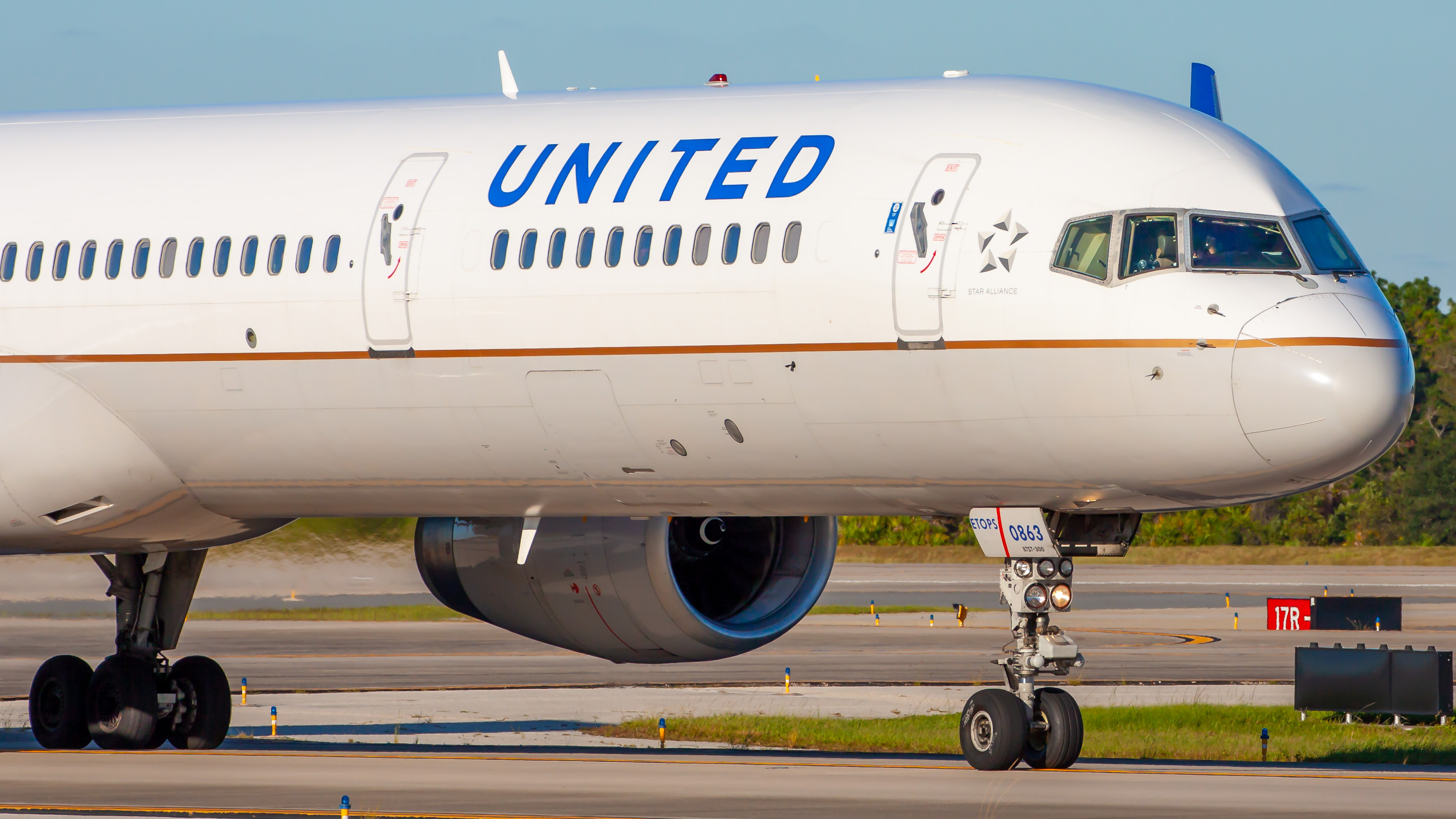 Full size: United Airlines Boeing 757-300 N57863 at Orlando International Airport