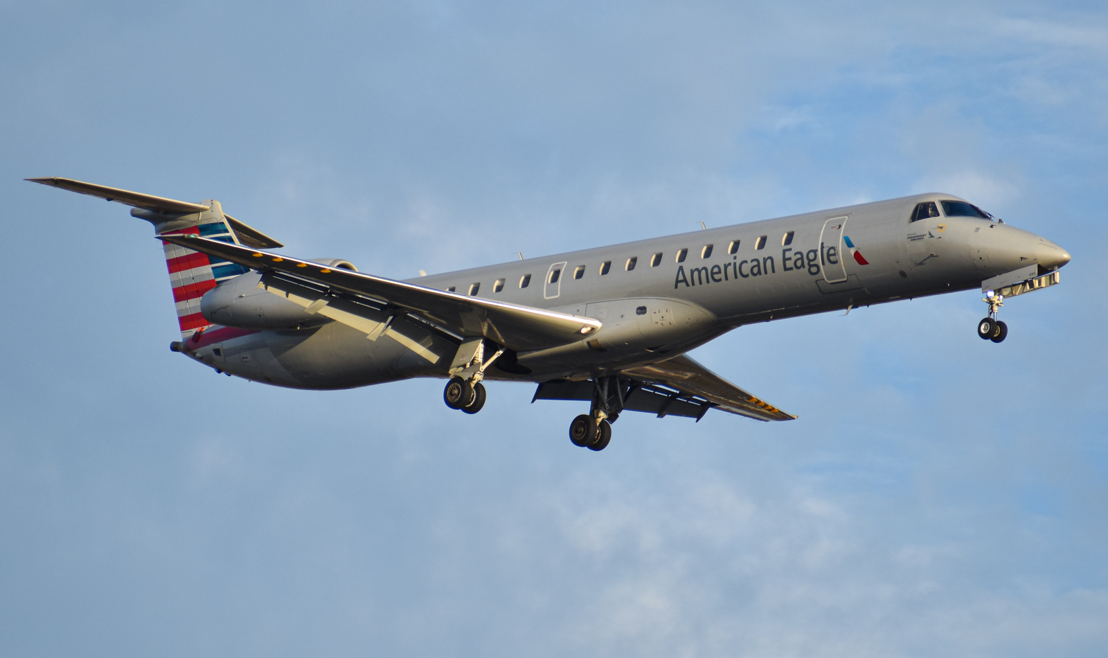 Full size: American Eagle Embraer ERJ145 N644AE at Lester B Pearson International Airport