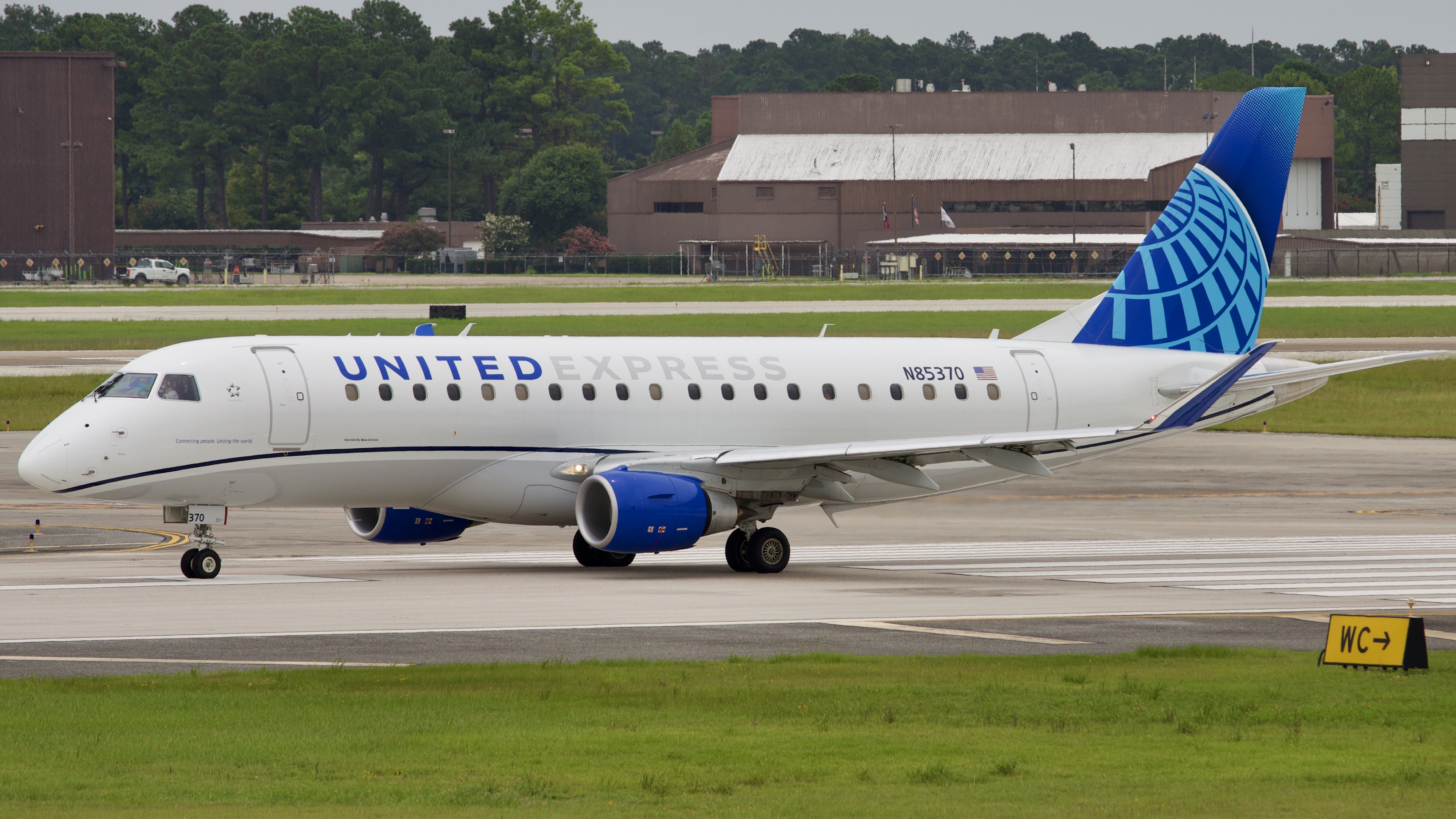 Full size: United Express Embraer E175 N85370 at Houston-George Bush Intercontinental Airport