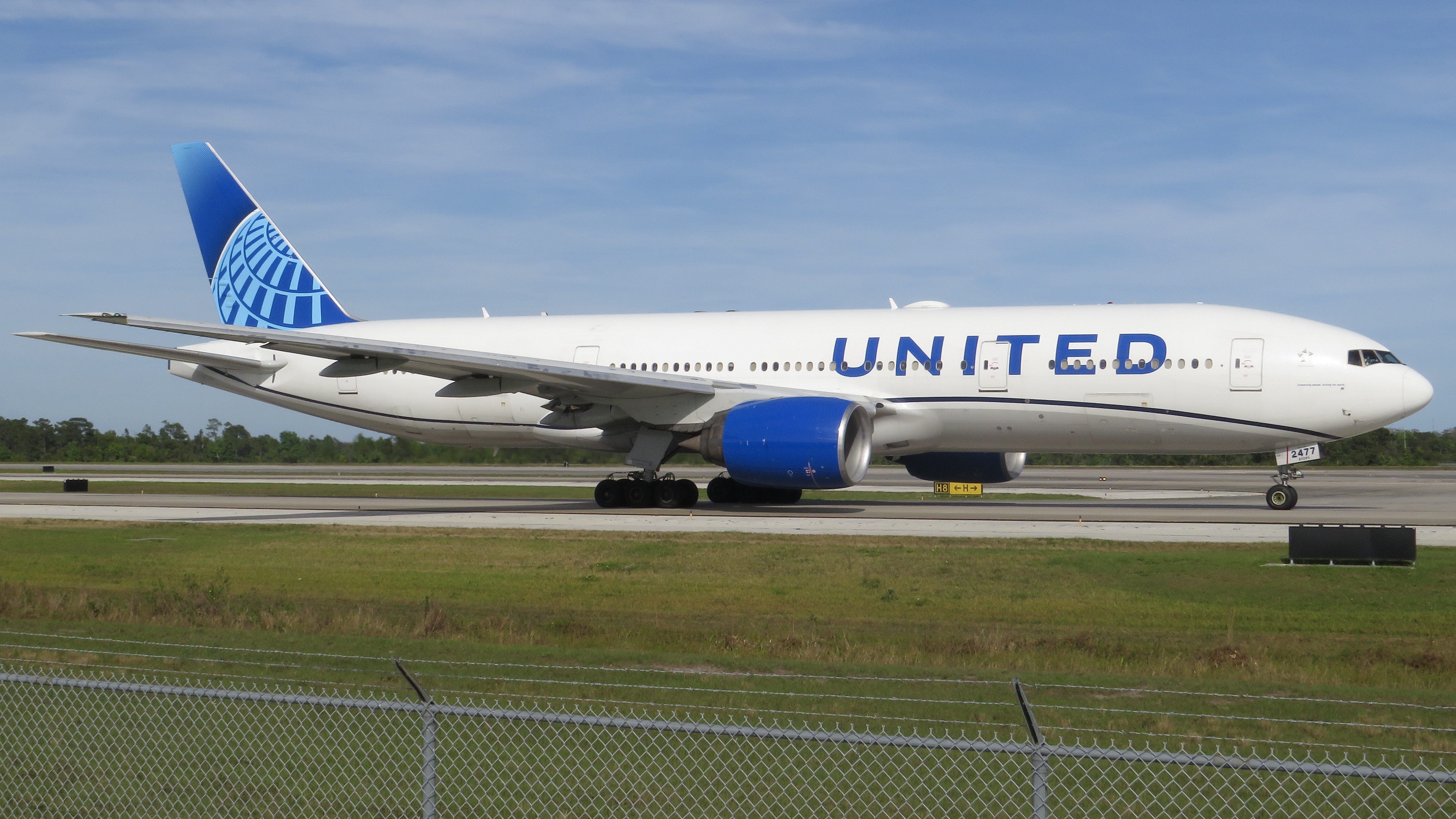 Full size: United Airlines Boeing 777-200 N777UA at Orlando International Airport
