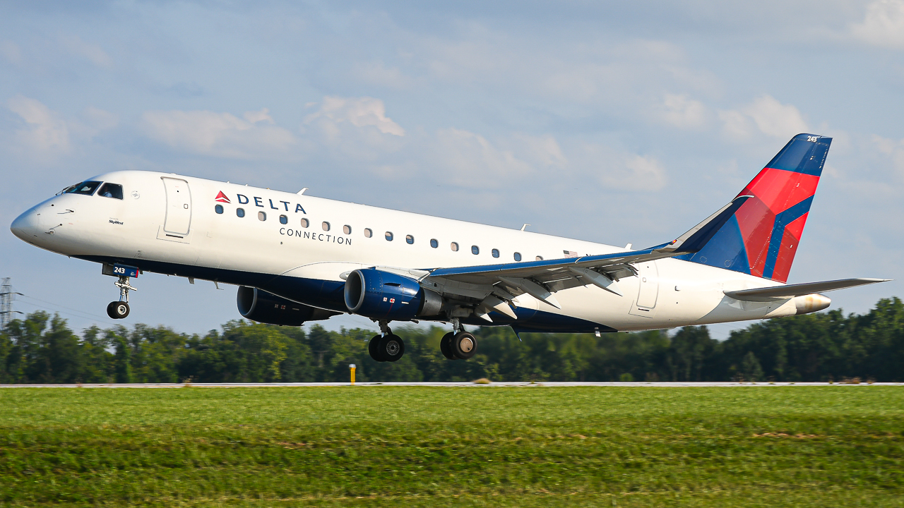 Full size: Delta Connection Embraer E175 N243JQ at Cleveland-Hopkins International Airport