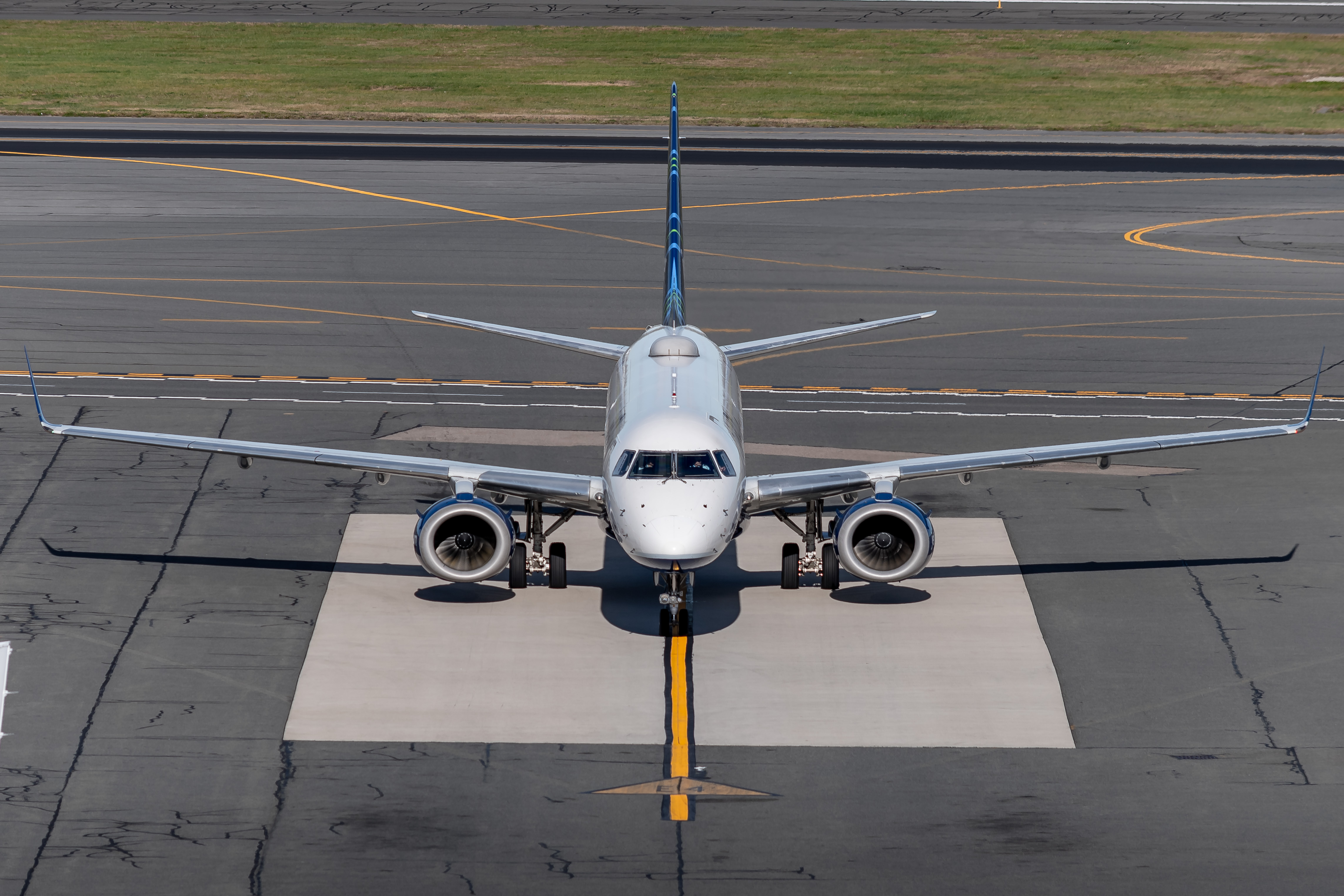 Full size: JetBlue Airways Embraer E190 N294JB at General Edward Lawrence Logan International Airport
