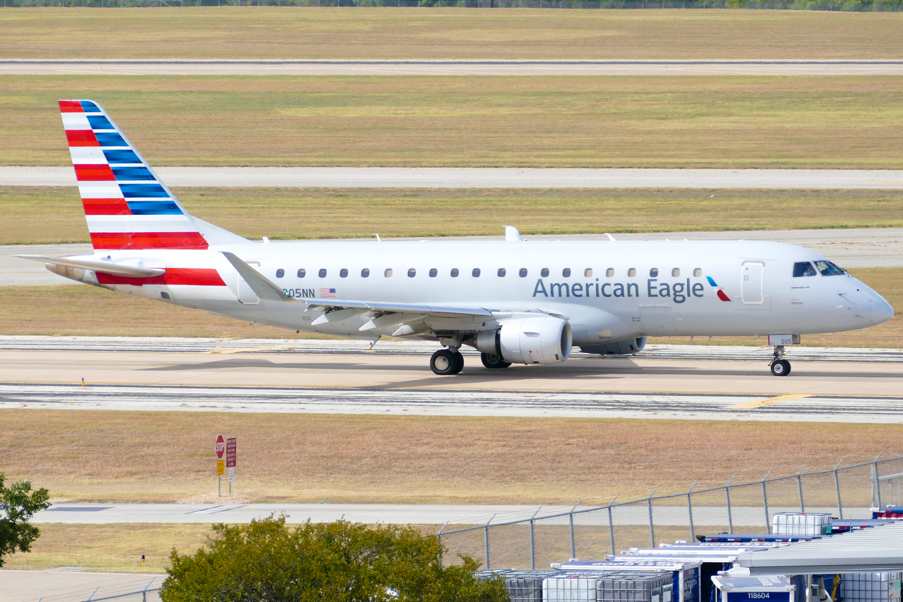 Full size: American Eagle Embraer E175 N205NN at Austin-Bergstrom International Airport