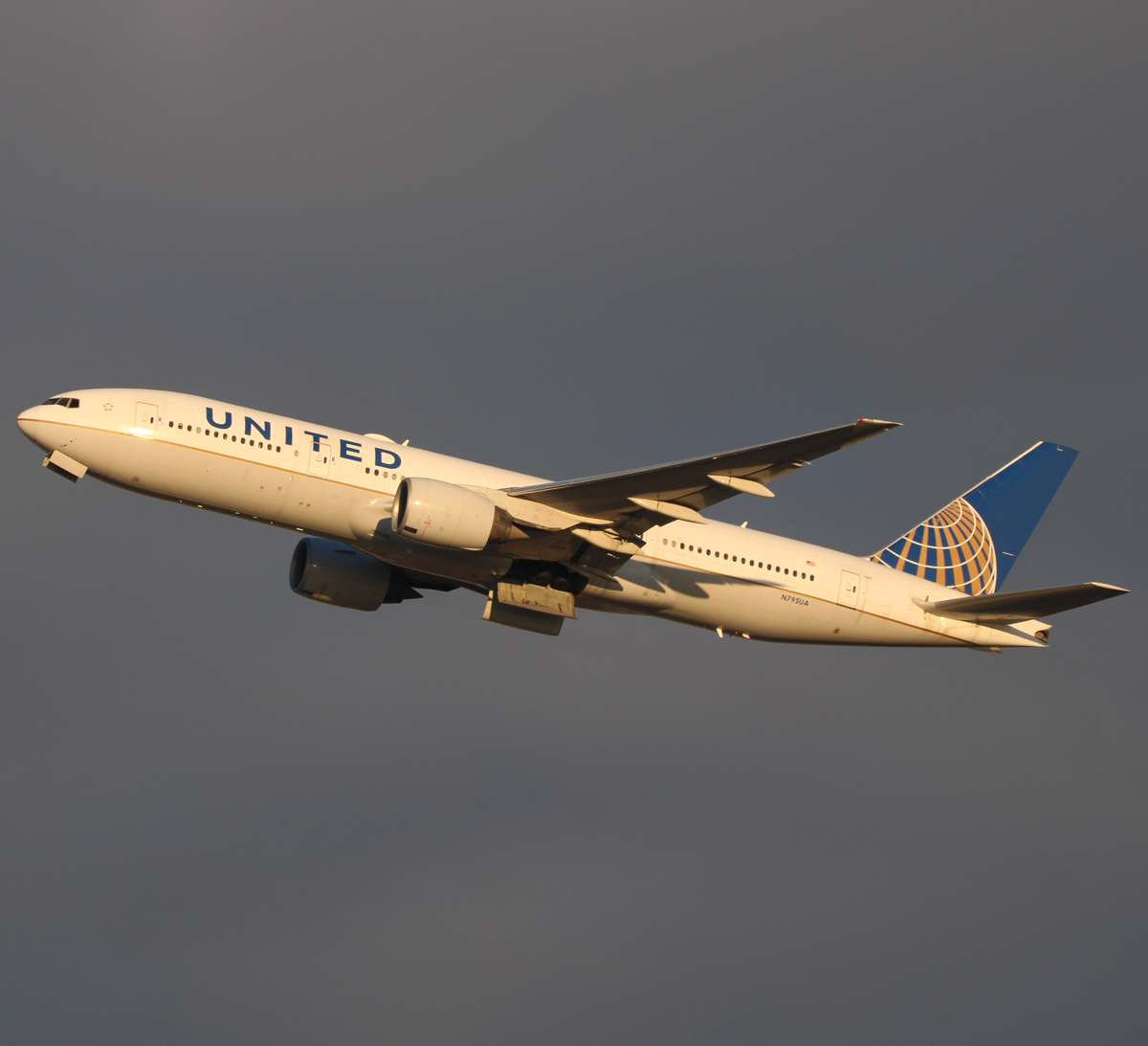 Full size: United Airlines Boeing 777-200ER N795UA at Newark Liberty International Airport