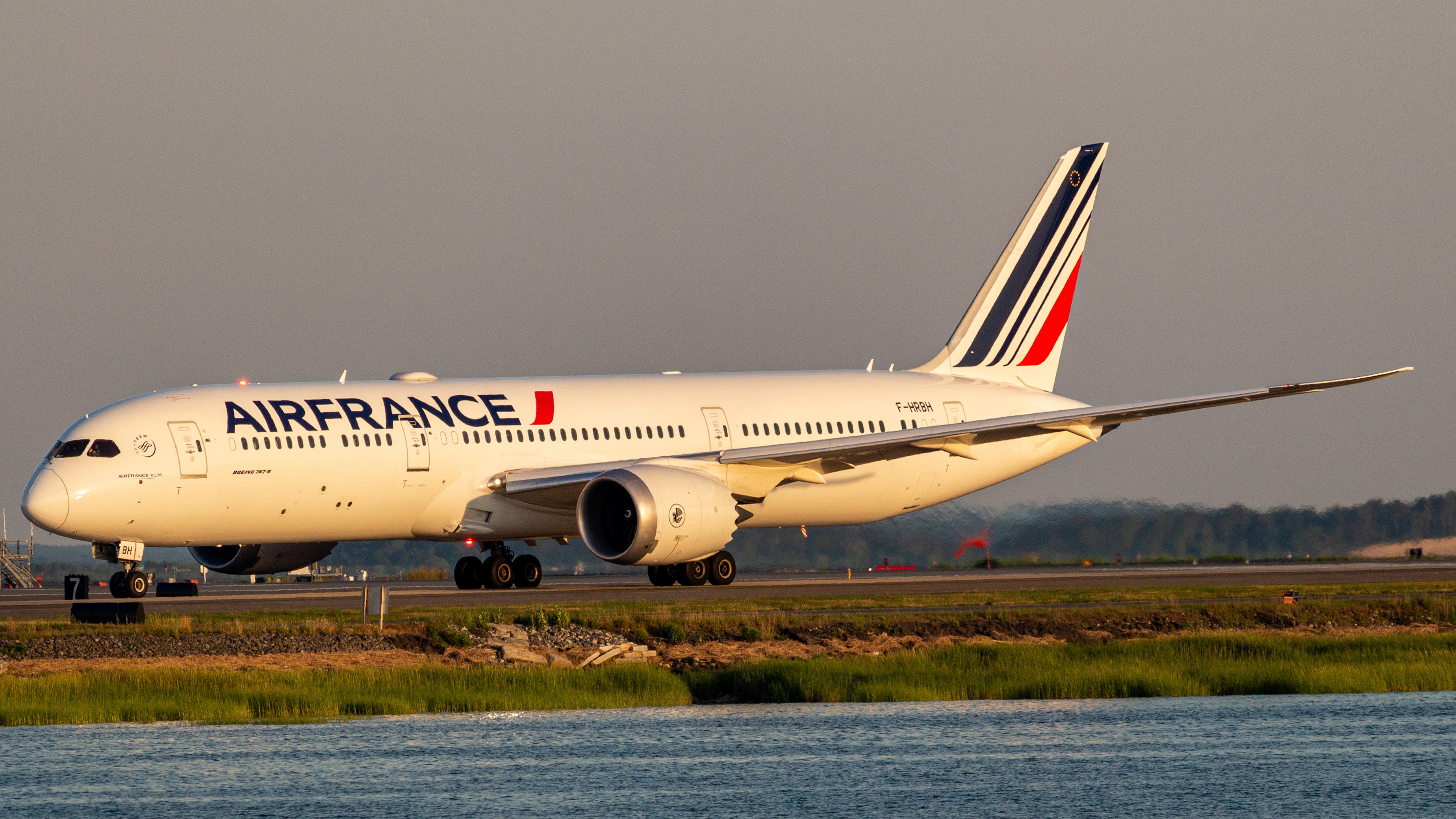 Full size: Air France Boeing 787-9 F-HRBH at General Edward Lawrence Logan International Airport