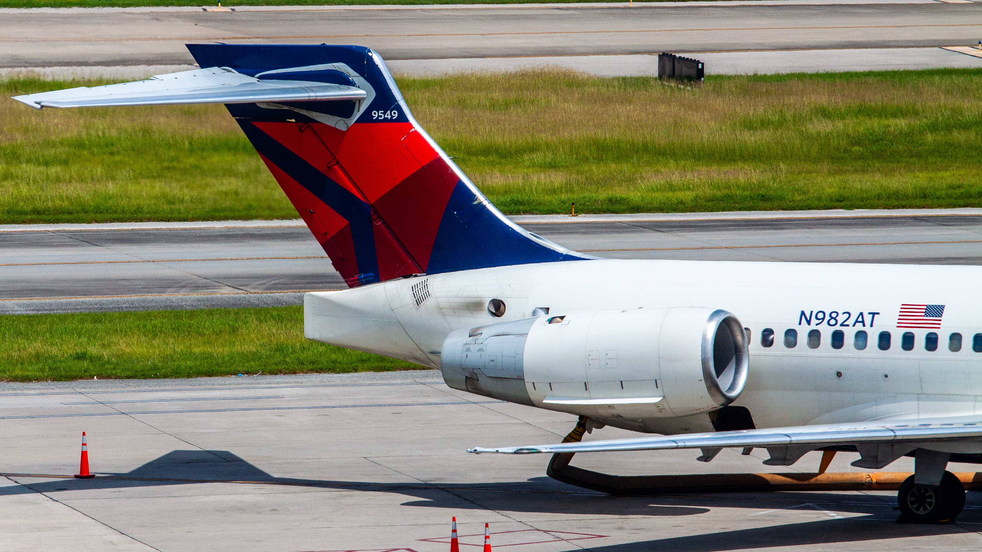 Full size: Delta Airlines Boeing 717-200 N982AT at Houston-George Bush Intercontinental Airport