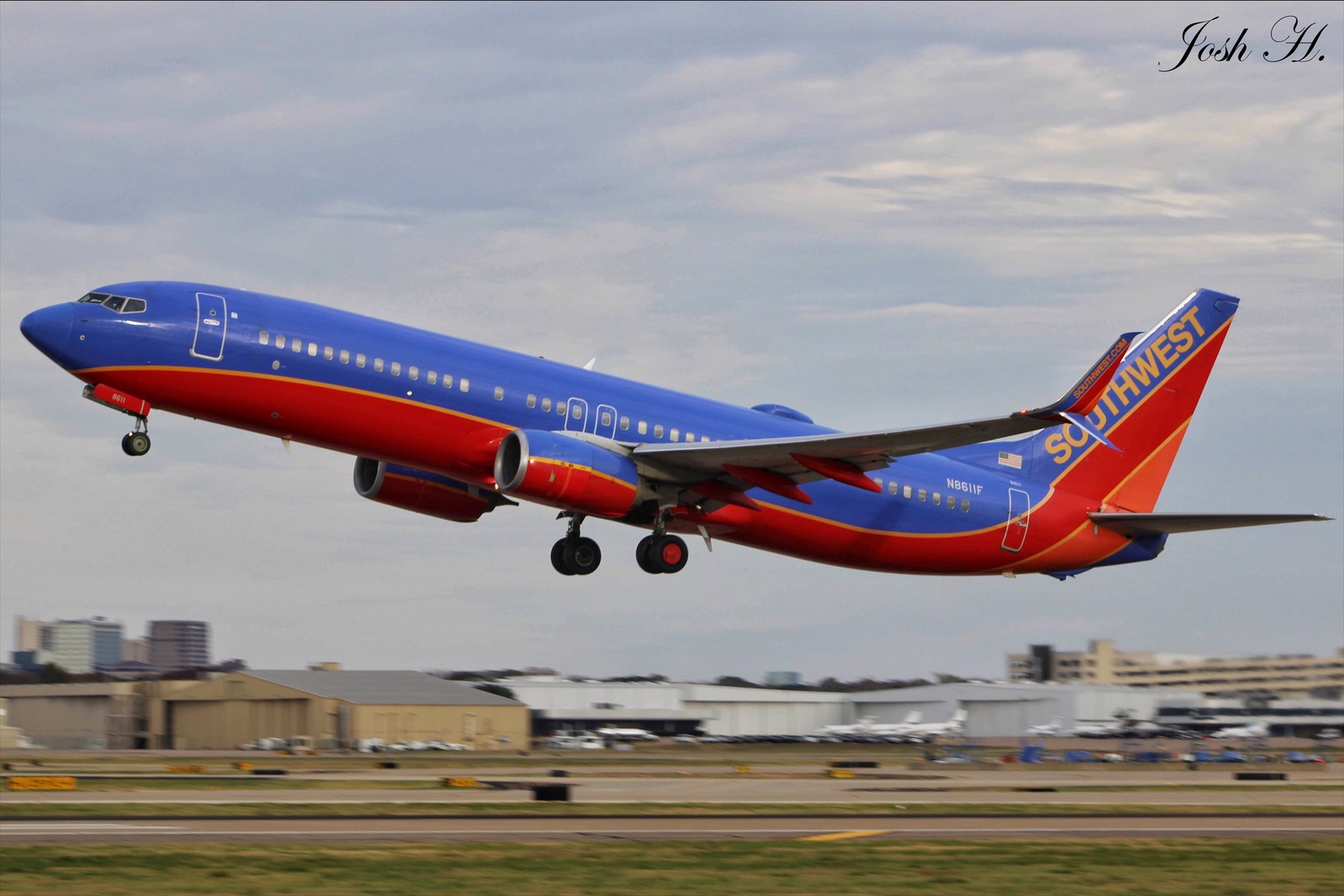 Full size: Southwest Airlines Boeing 737-800 N8611F at Dallas Love Field Airport
