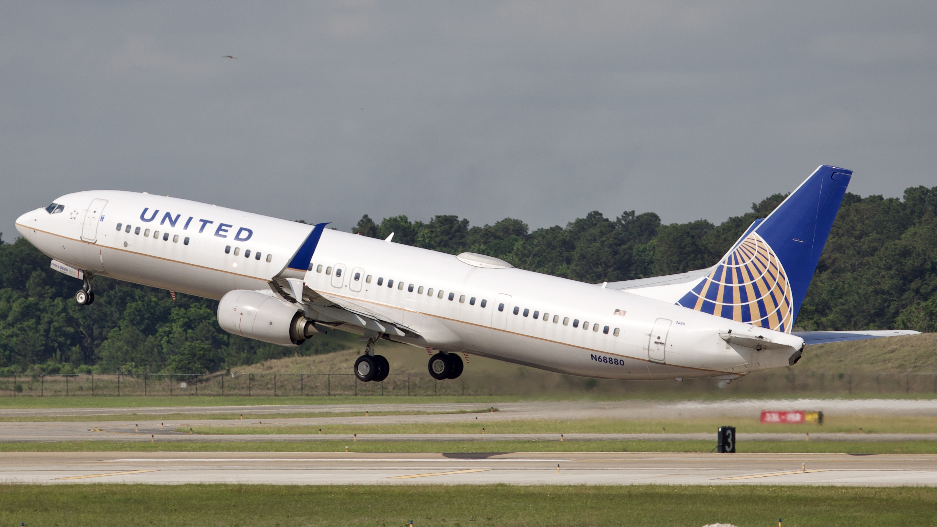 Full size: United Airlines Boeing 737-900ER N68880 at Houston-George Bush Intercontinental Airport