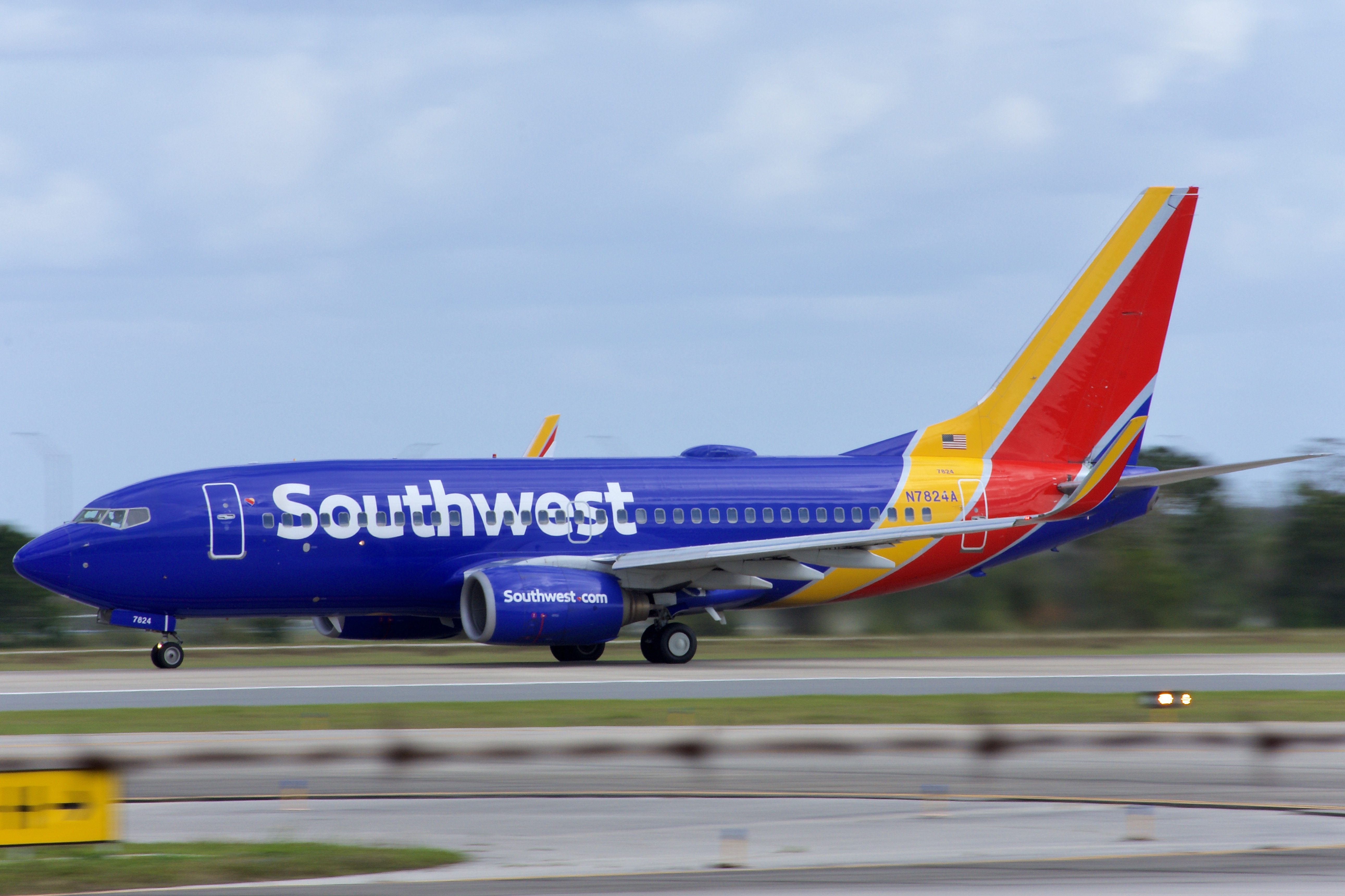 Full size: Southwest Airlines Boeing 737-700 N7824A at Orlando International Airport