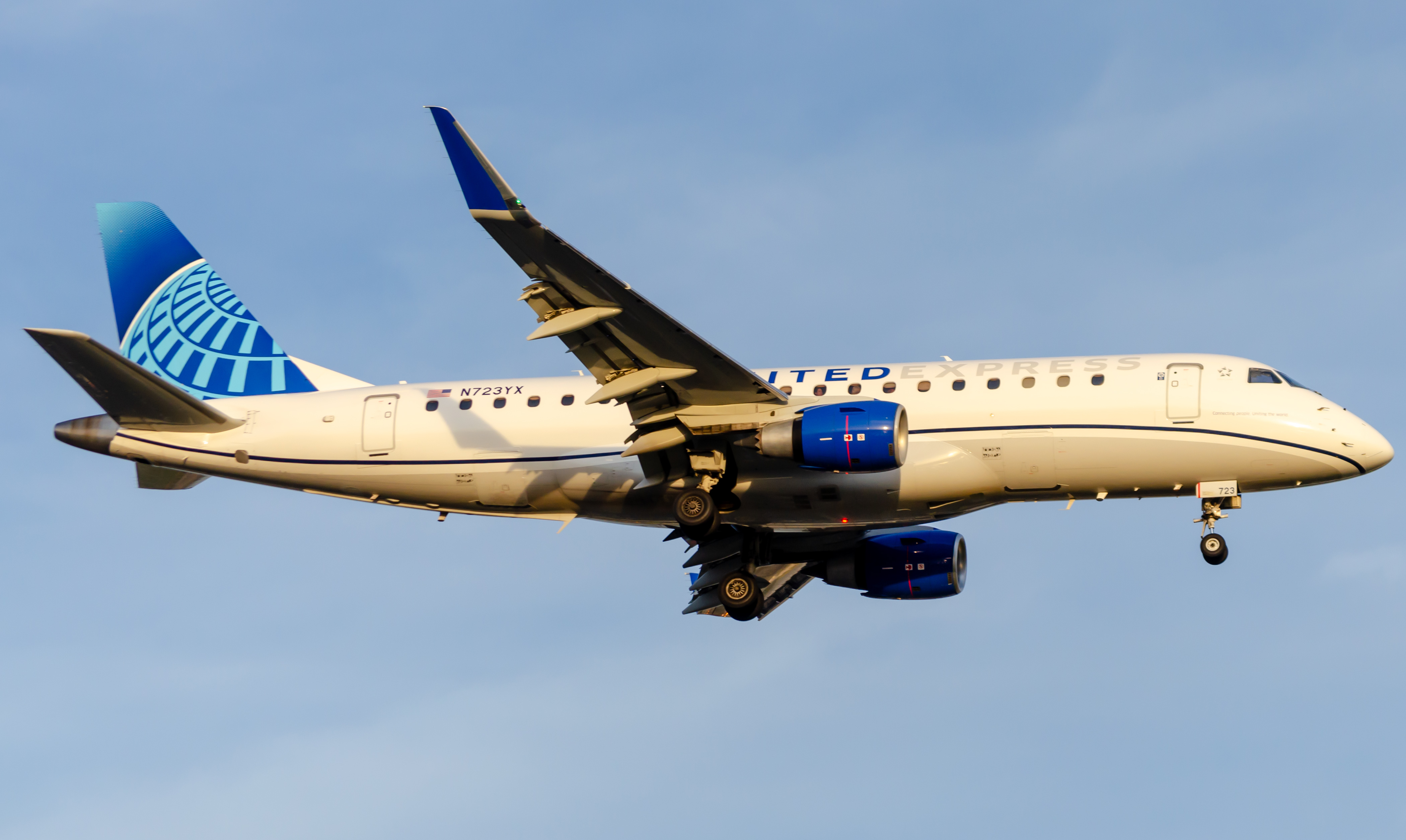 Full size: United Airlines ERJ-175 N723YX at Newark Liberty International Airport